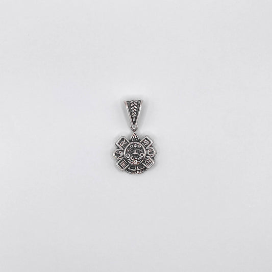Pendentif en argent "OLLIN" d'inspiration aztèque, disponible chez Altiplano. Parfait pour ajouter une touche de culture latino-américaine à votre collection de bijoux.
