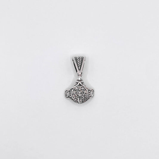 Pendentif en argent "TONATIUH" proposé par la boutique Altiplano. Ce bijou finement ciselé présente un motif inspiré de l'artisanat latino-américain, parfait pour ajouter une touche élégante et culturelle à votre collection.
