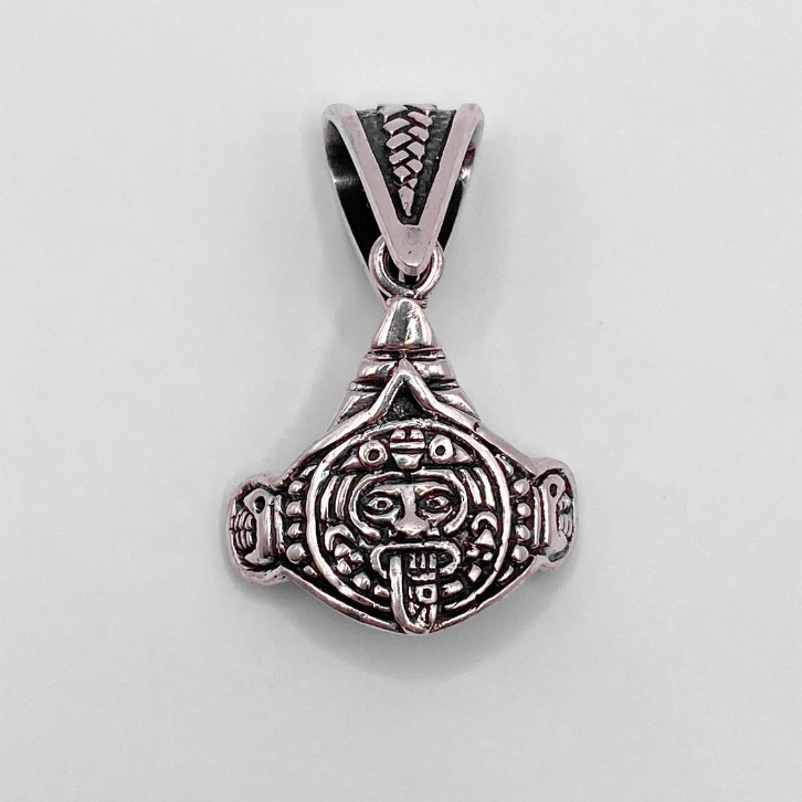 Pendentif en argent "TONATIUH" de la boutique Altiplano, représentant un dieu mésoaméricain avec des motifs détaillés et un design traditionnel.
