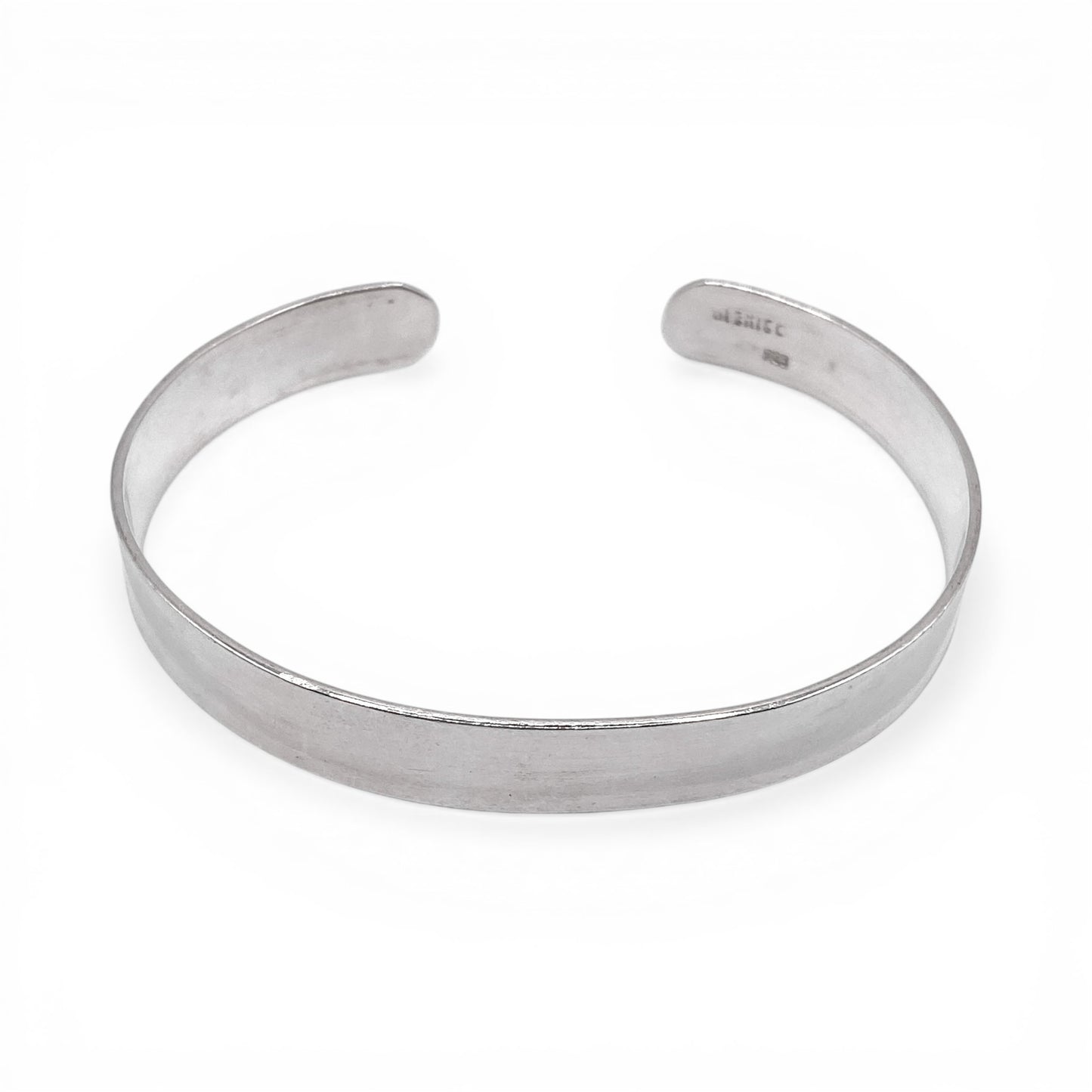 Bracelet manchette en argent "YAMKI" de la boutique Altiplano, présentant un design sobre et élégant, inspiré de l'artisanat latino-américain.