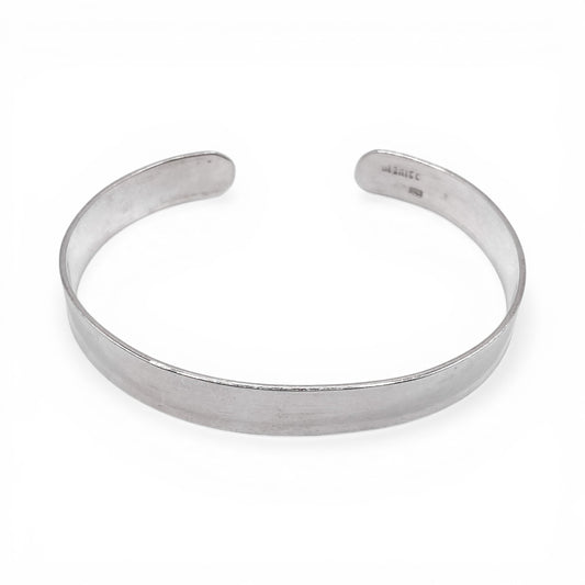 Bracelet manchette en argent "YAMKI" de la boutique Altiplano, présentant un design sobre et élégant, inspiré de l'artisanat latino-américain.