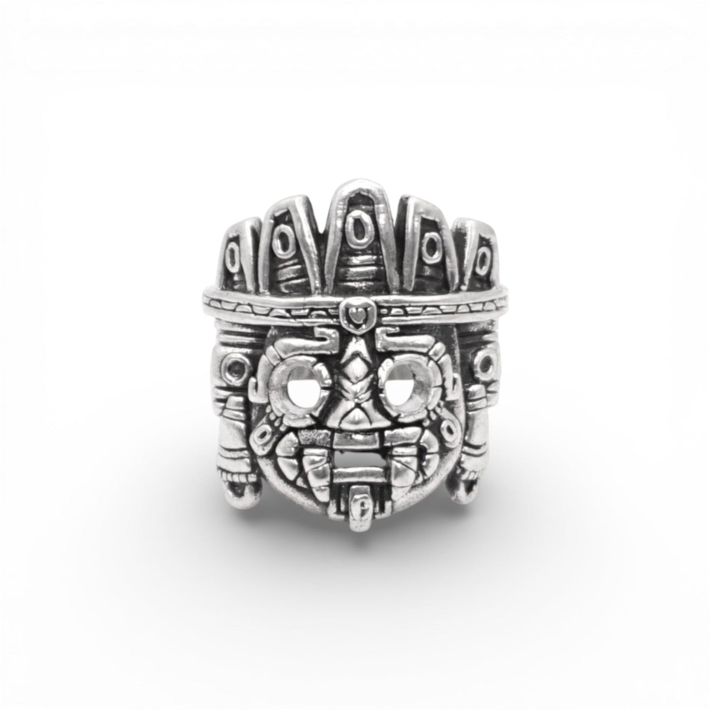 Bague en argent représentant un masque stylisé, inspiré de l'art et de la culture latino-américaines. Produit par la boutique Altiplano, intitulé "TLALOC". Design détaillé avec motifs traditionnels.