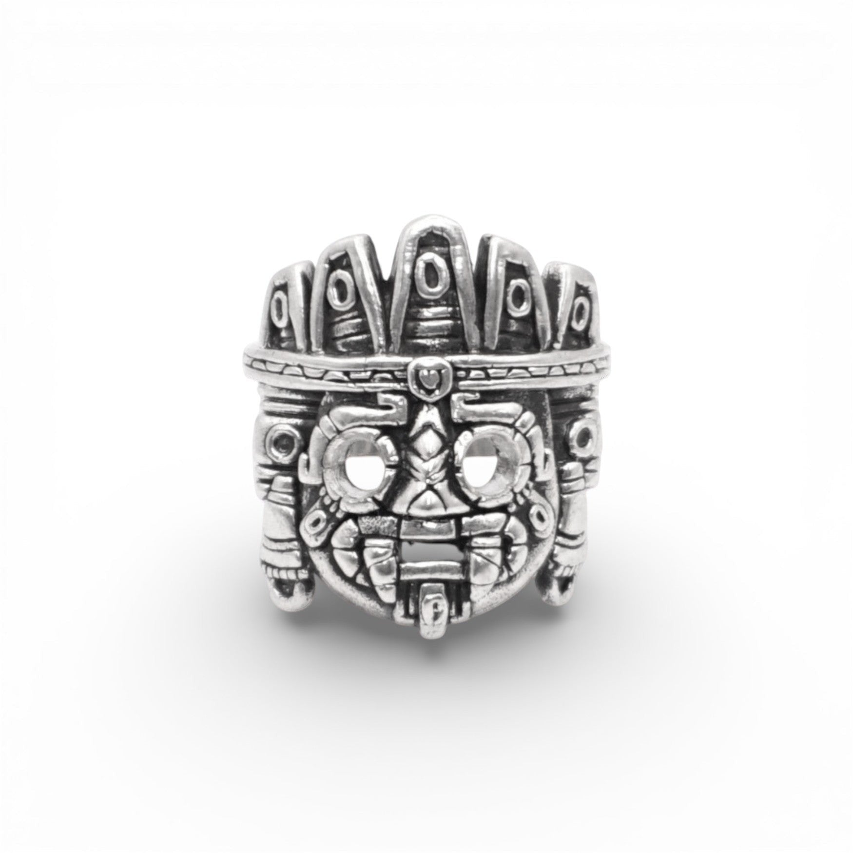 Bague en argent représentant un masque stylisé, inspiré de l'art et de la culture latino-américaines. Produit par la boutique Altiplano, intitulé "TLALOC". Design détaillé avec motifs traditionnels.