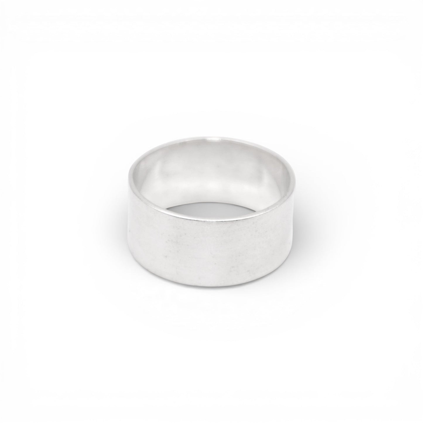 Bague en argent massif "YAMKI" de la boutique Altiplano, style épuré et moderne, confectionnée artisanalement en Amérique latine.