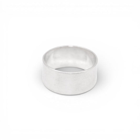 Bague en argent massif "YAMKI" de la boutique Altiplano, style épuré et moderne, confectionnée artisanalement en Amérique latine.