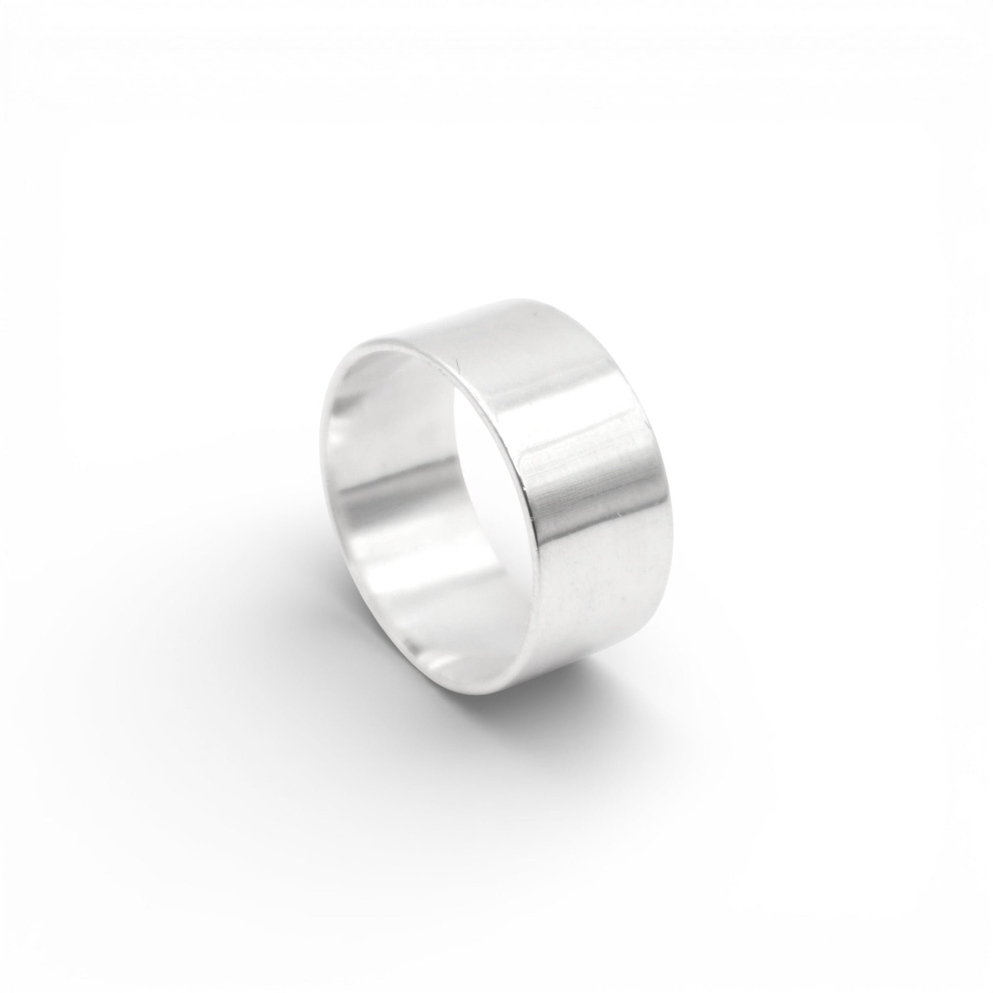Anneau en argent massif "YAMKI" de la boutique Altiplano. Design épuré et contemporain, parfait pour toutes les occasions. Fabriqué en Amérique latine.