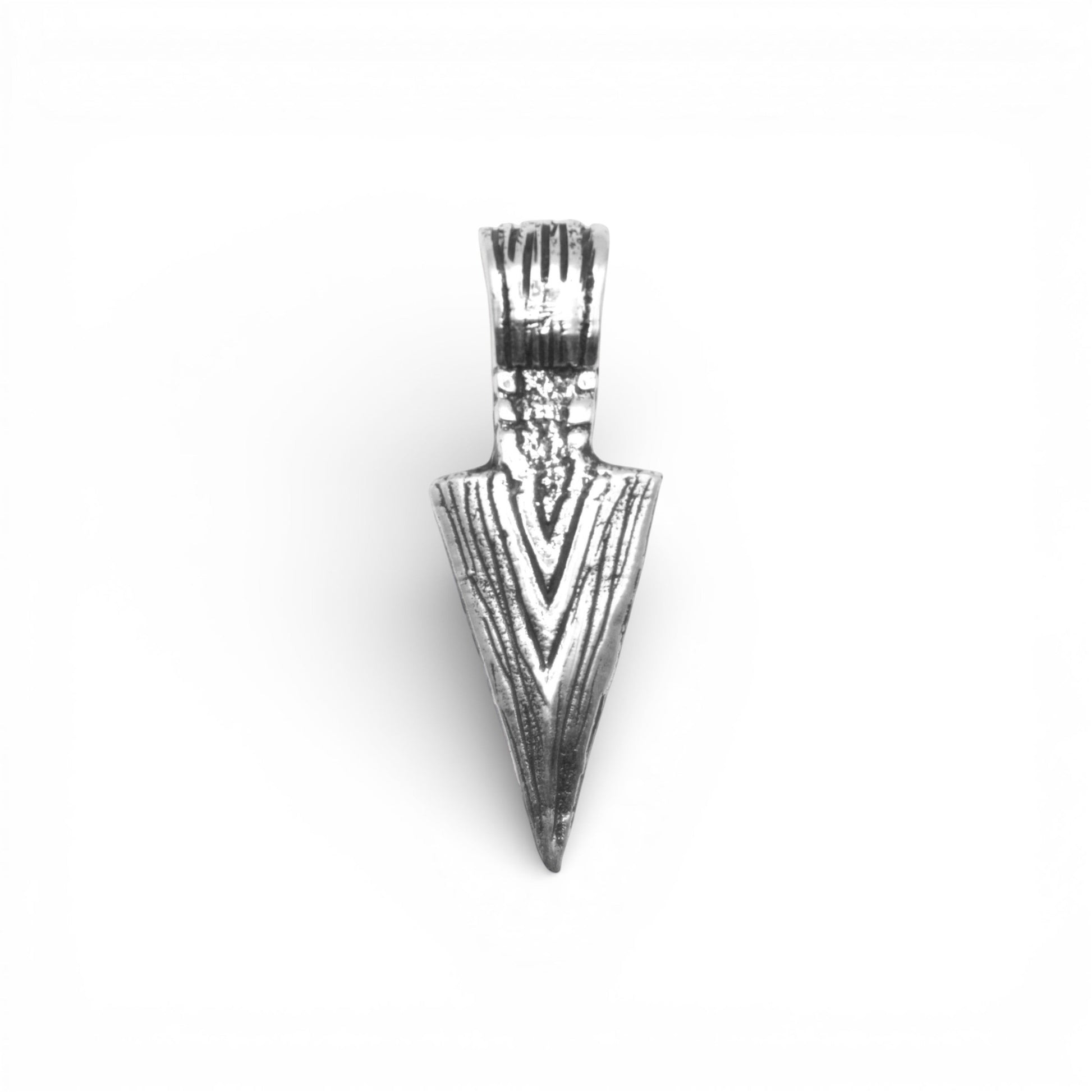 Pendentif en argent en forme de flèche, orné de gravures détaillées, issu de l'artisanat latino-américain. Produit de la boutique Altiplano.