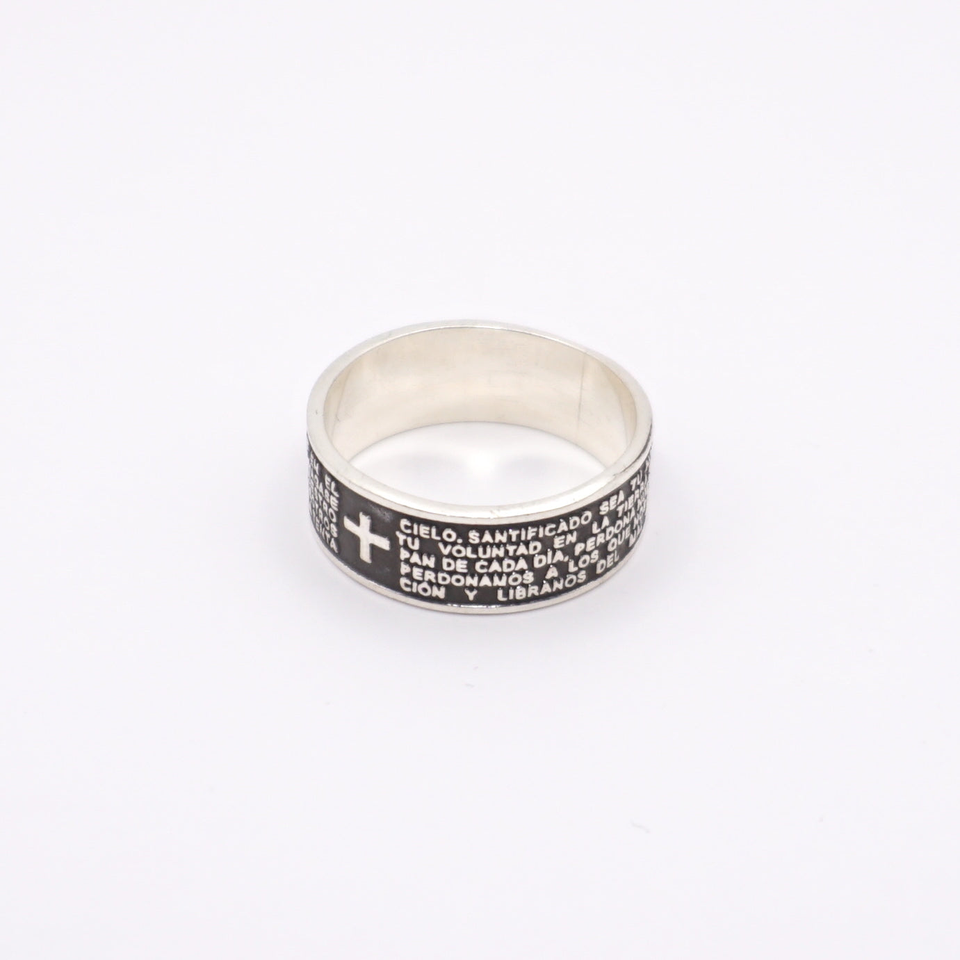 Bague en argent du produit "PADRE" de la boutique Altiplano. Elle présente une finition gravée avec un texte en espagnol et une croix latine. Parfaite pour un style élégant et spirituel.