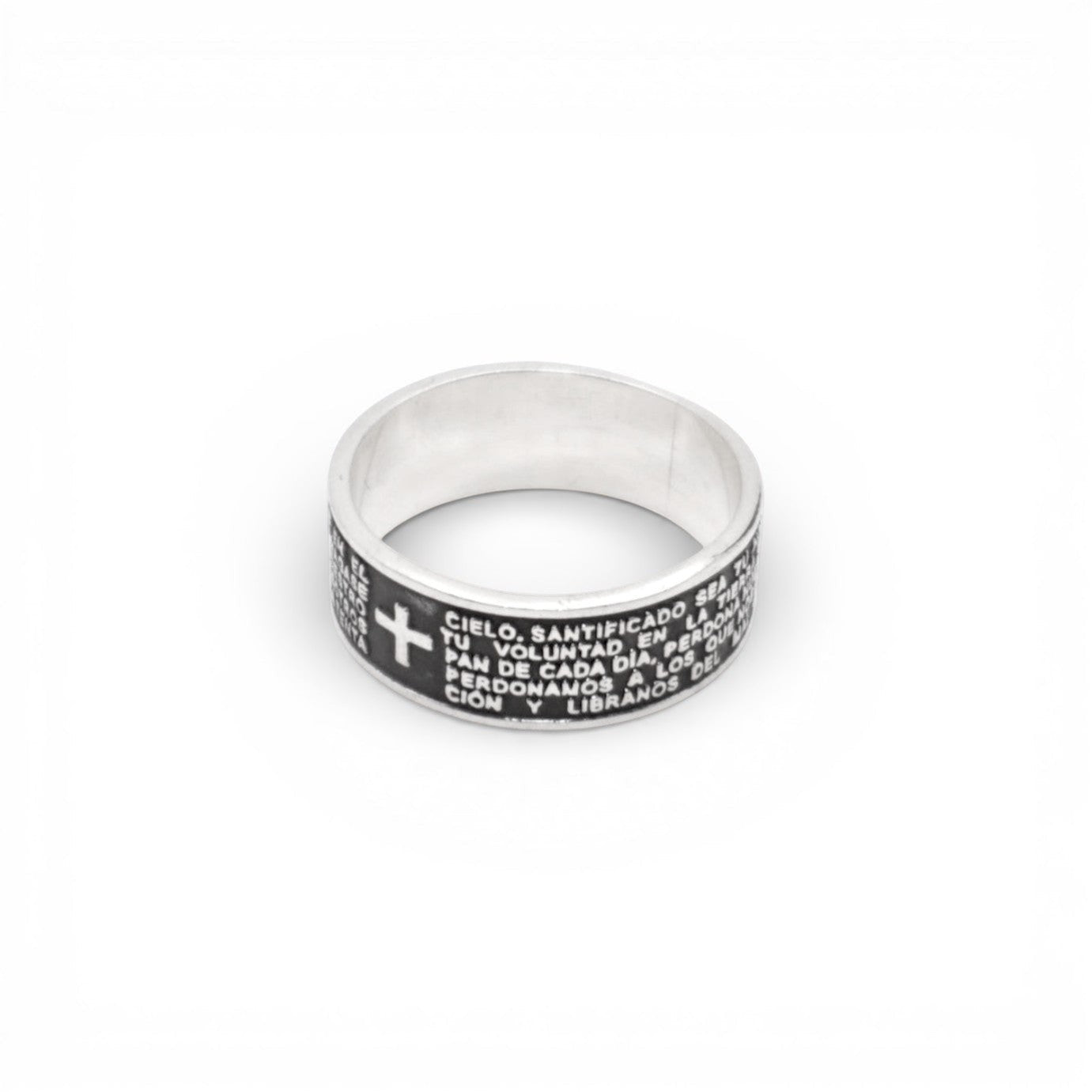 Bague en argent du produit "PADRE" de la boutique Altiplano. Elle présente une finition gravée avec un texte en espagnol et une croix latine. Parfaite pour un style élégant et spirituel.