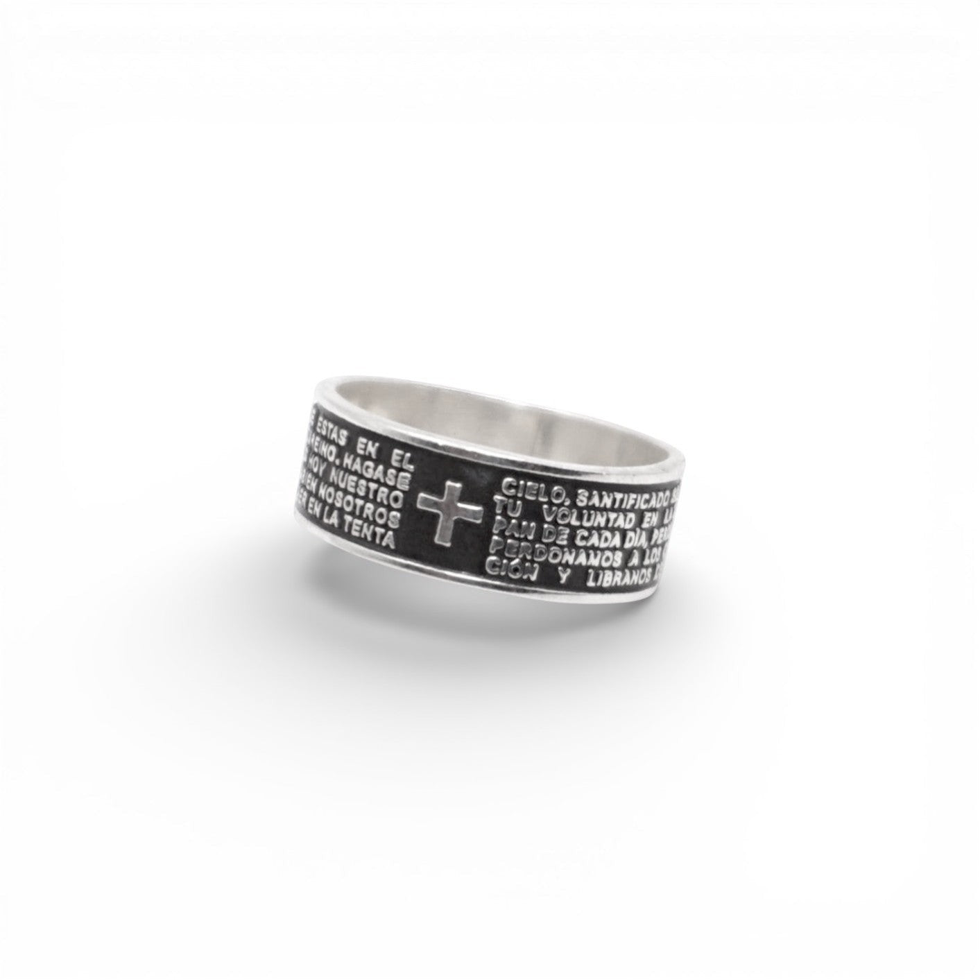 Bague en argent massif avec une croix et une inscription en espagnol, représentant un bijou élégant et spirituel de la boutique Altiplano, spécialisé en créations latino-américaines.