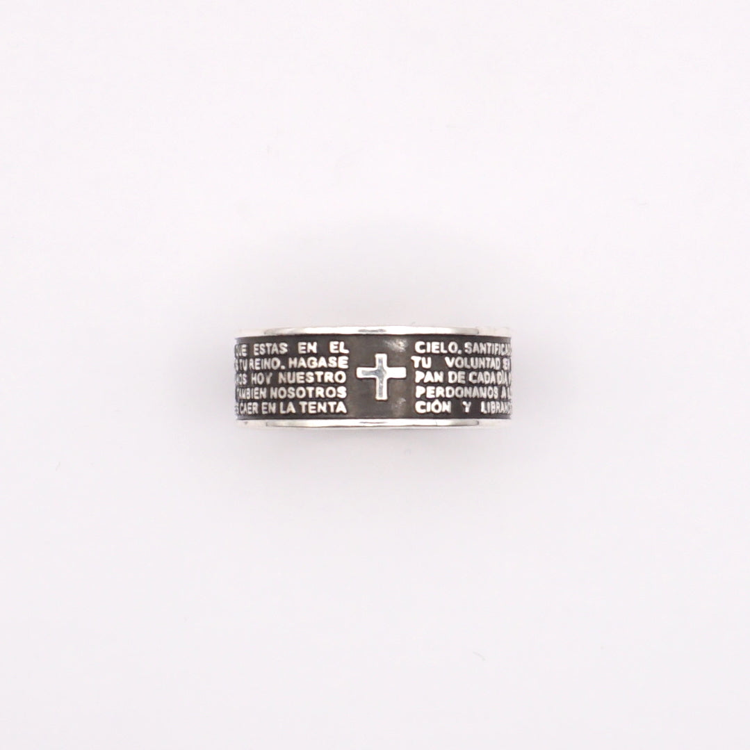 Bague en argent massif avec une croix et une inscription gravée en espagnol. Modèle PADRE de la boutique Altiplano, inspirée de la culture latino-américaine.