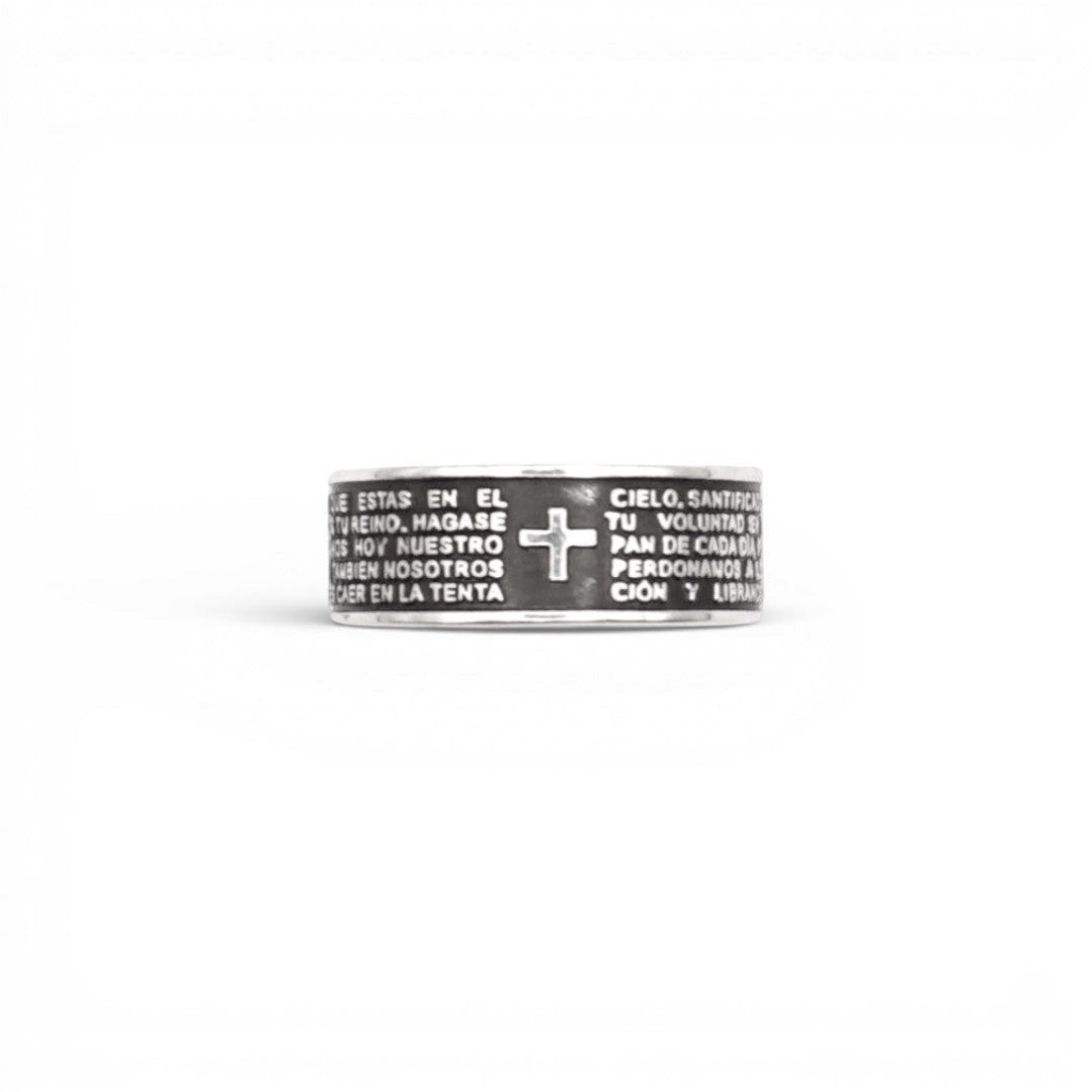 Bague en argent massif avec une croix et une inscription gravée en espagnol. Modèle PADRE de la boutique Altiplano, inspirée de la culture latino-américaine.