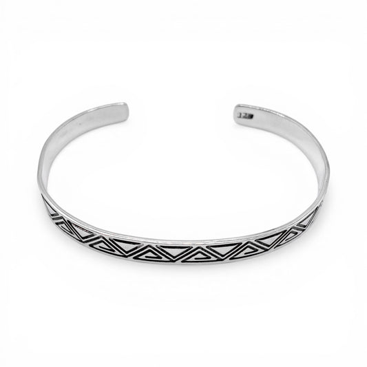 Bracelet en argent "ZACUALLI" d'inspiration latino-américaine, disponible chez Altiplano. Présente des motifs géométriques gravés.