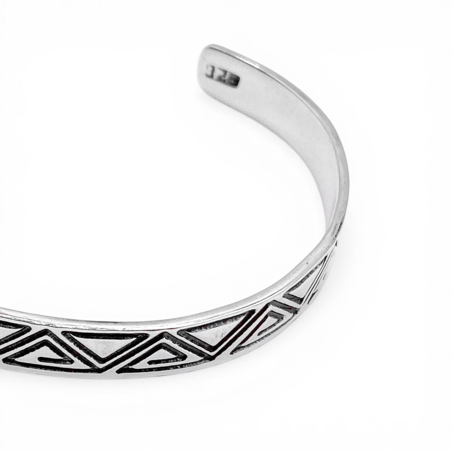 Bracelet en argent "ZACUALLI" de la boutique Altiplano, avec des motifs géométriques gravés, inspirés de l'art latino-américain.
