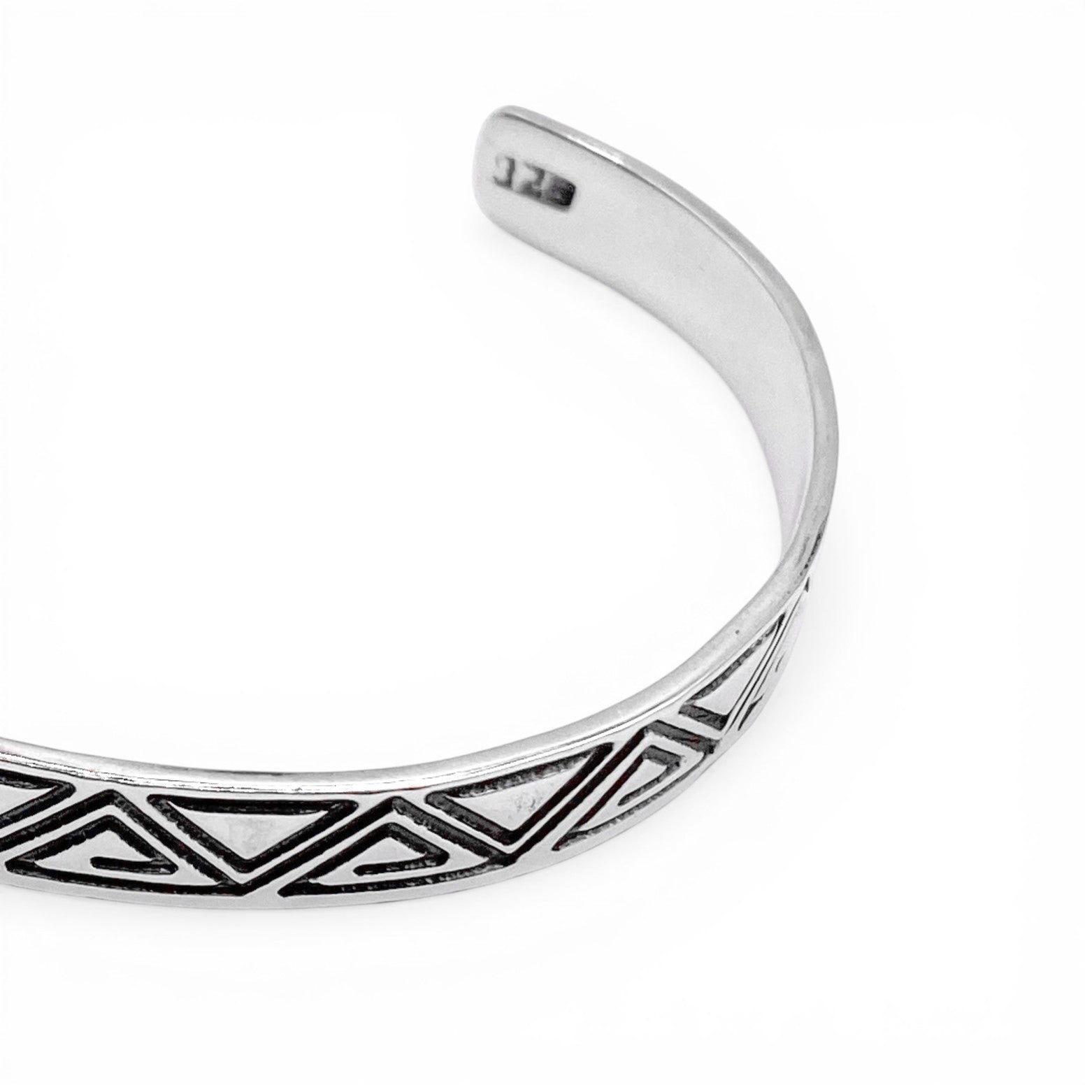 Bracelet en argent "ZACUALLI" de la boutique Altiplano, avec des motifs géométriques gravés, inspirés de l'art latino-américain.