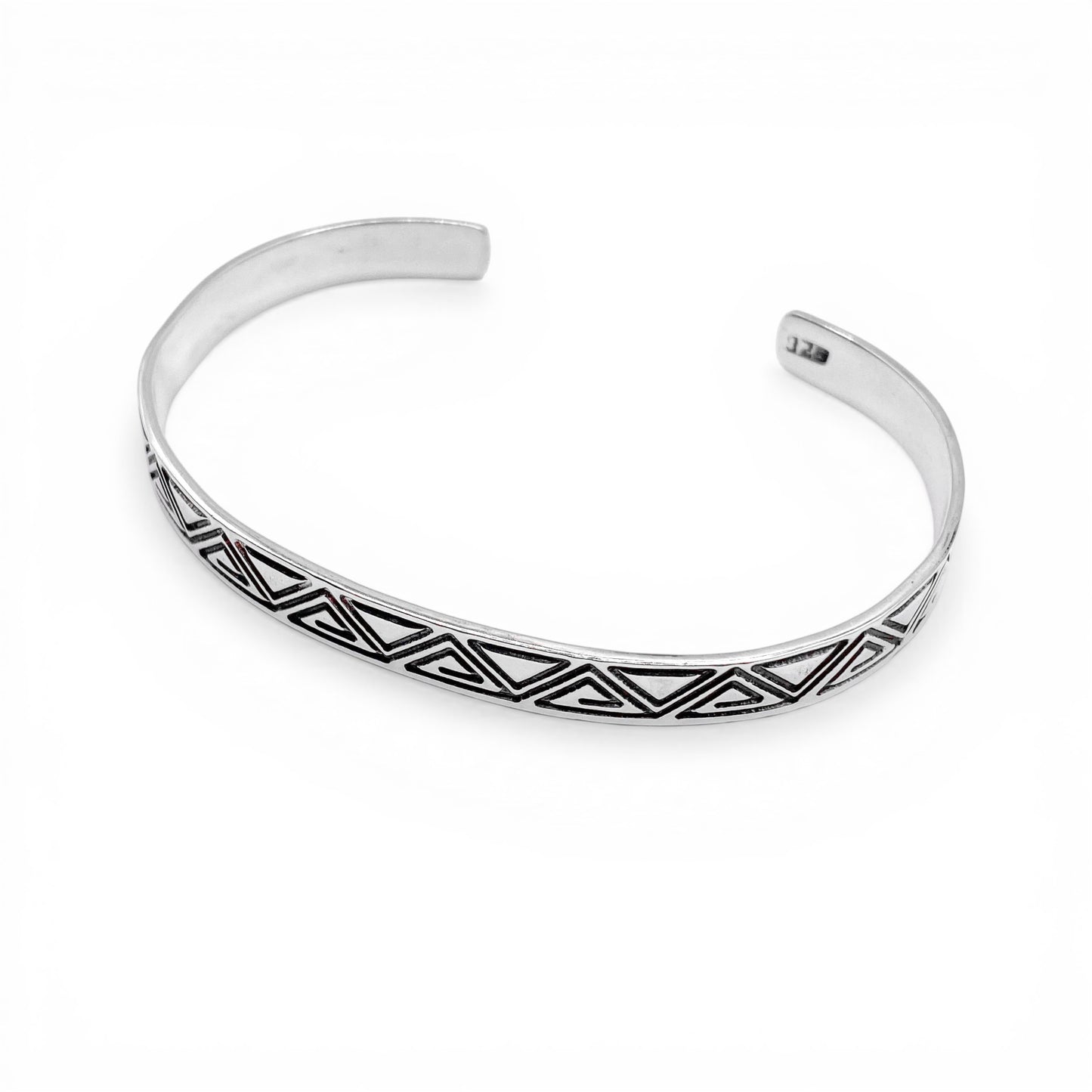Bracelet en argent finement ciselé avec des motifs géométriques tribaux, produit artisanal de la boutique Altiplano. Le modèle "ZACUALLI" incarne le savoir-faire et l'élégance des bijoux latino-américains.