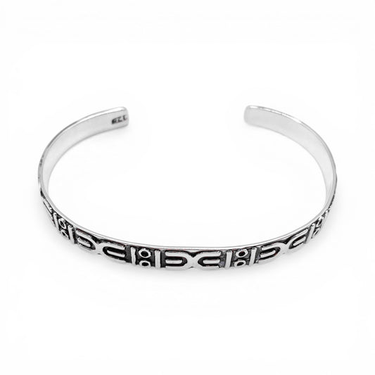 Bracelet ouvert en argent avec motifs ethniques gravés, issu de la boutique en ligne Altiplano. Modèle "APANSAKA" reflétant l’artisanat traditionnel latino-américain.