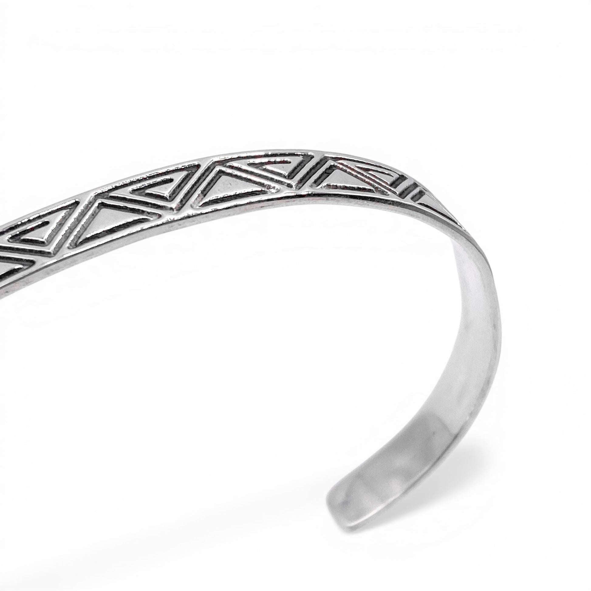 Bracelet en argent finement gravé avec motifs géométriques de la collection "ZACUALLI" par la boutique Altiplano.
