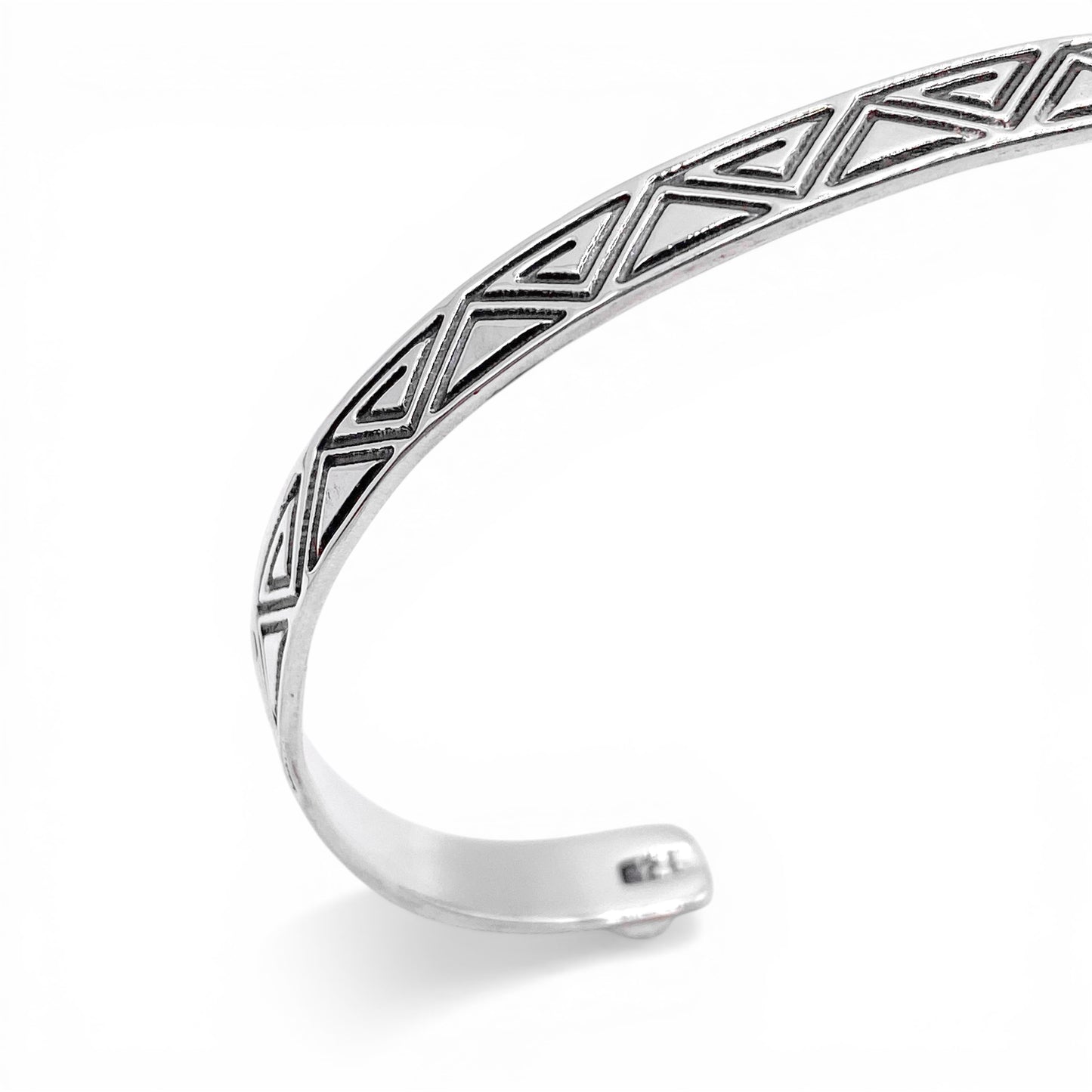 Bracelet en argent "ZACUALLI" disponible chez la boutique Altiplano. Ce bijou latino-américain présente un design géométrique gravé en relief, évoquant des motifs traditionnels.