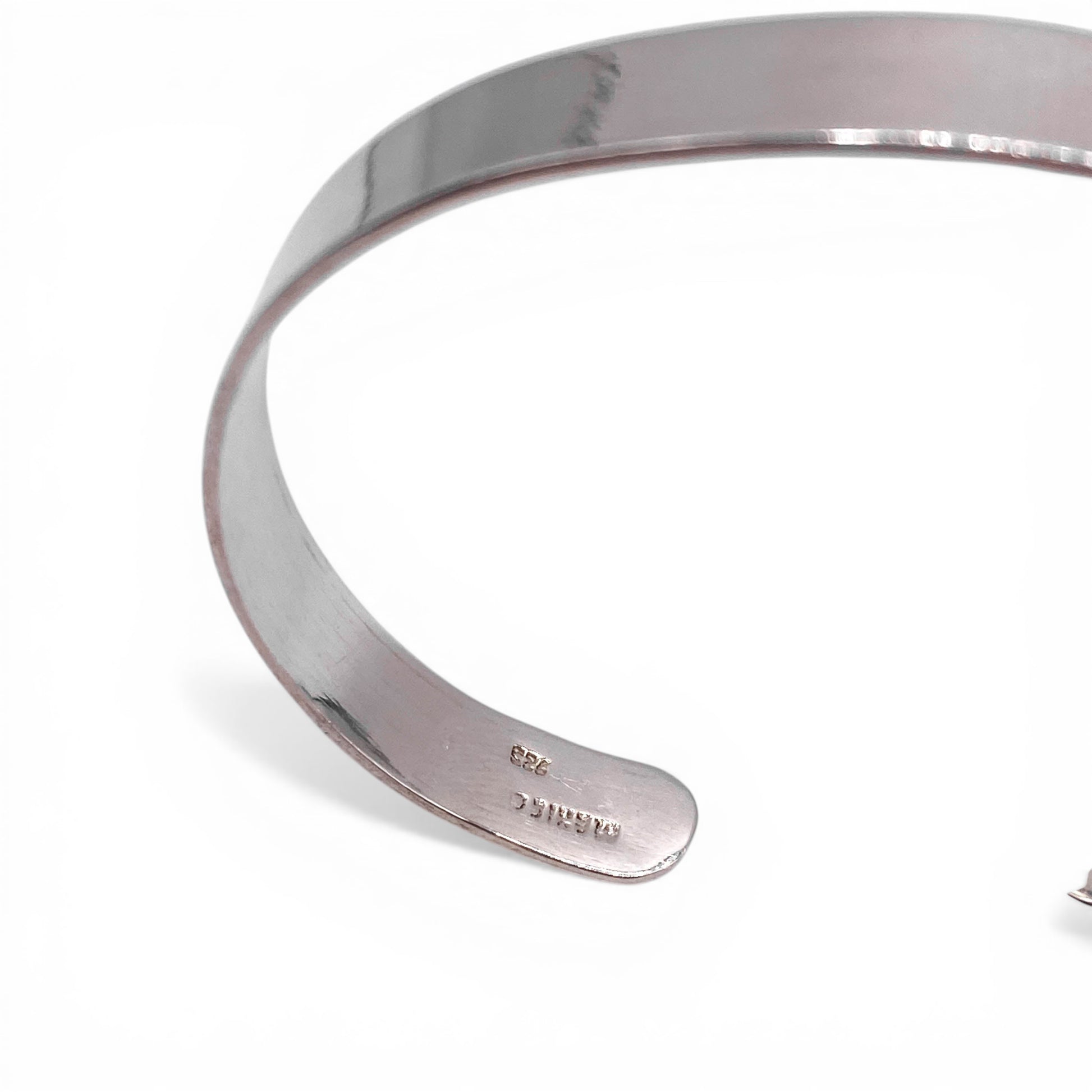 Bracelet en argent massif de style minimaliste, provenant de la boutique Altiplano. Le bijou, intitulé "YAMKI", présente une finition lisse et élégante, parfait pour ajouter une touche sophistiquée à n'importe quelle tenue.