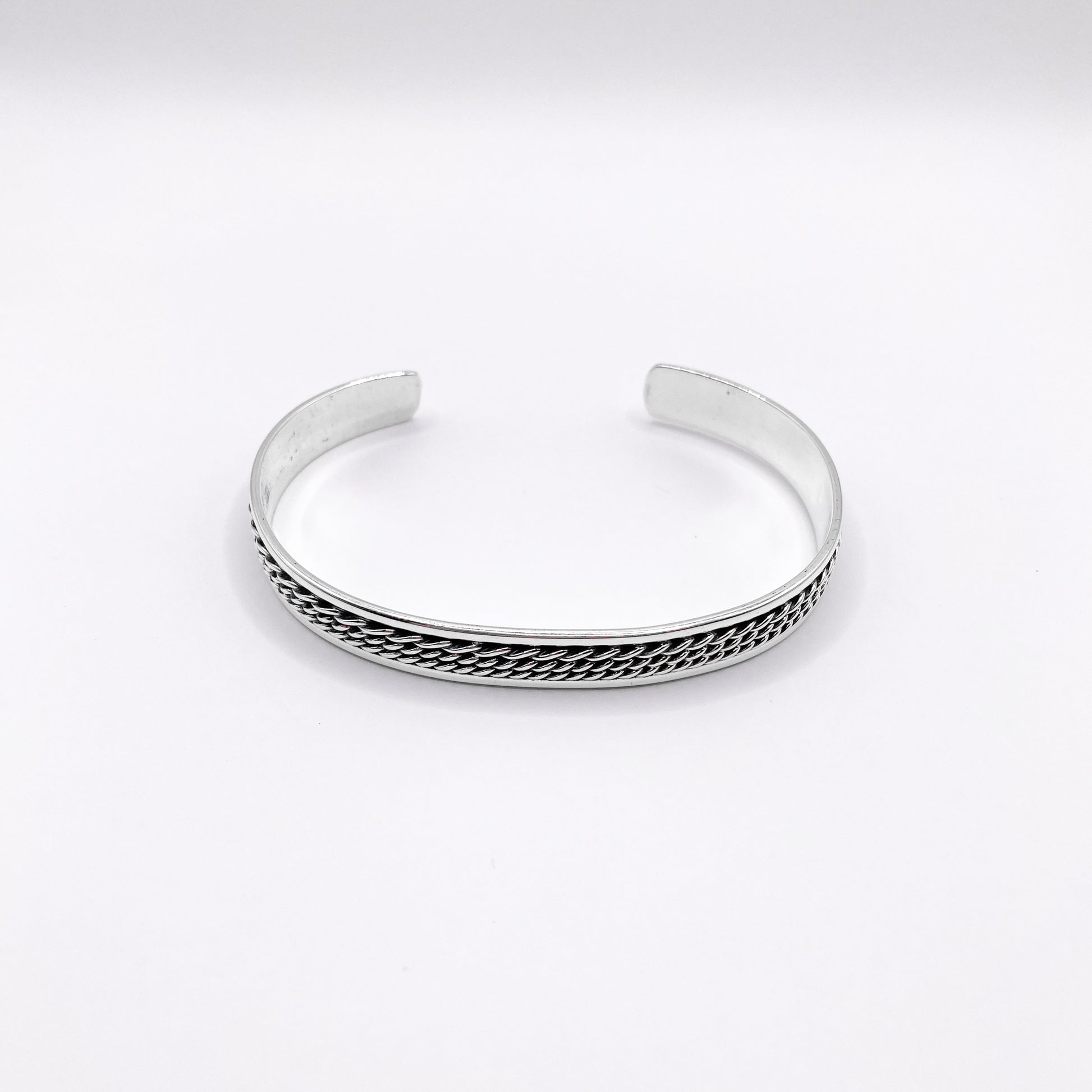 Bracelet en argent AJANA de la boutique Altiplano, représentant un style élégant inspiré de l'artisanat latino-américain avec un motif tressé distinctif.