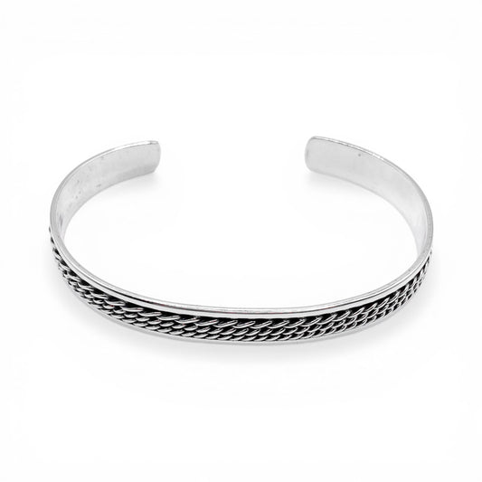 Bracelet en argent AJANA de la boutique Altiplano, représentant un style élégant inspiré de l'artisanat latino-américain avec un motif tressé distinctif.