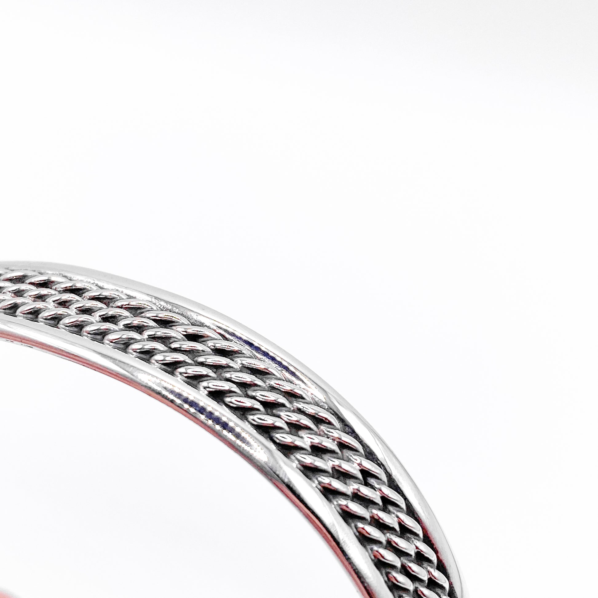 Bracelet "AWANA" en argent fin, proposé par la boutique "Altiplano", mettant en valeur un design tressé inspiré de l'artisanat latino-américain.