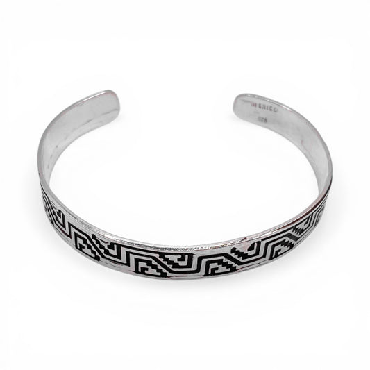 Bracelet NA'AKAL en argent, au design géométrique traditionnel latino-américain. Disponible sur la boutique en ligne Altiplano.