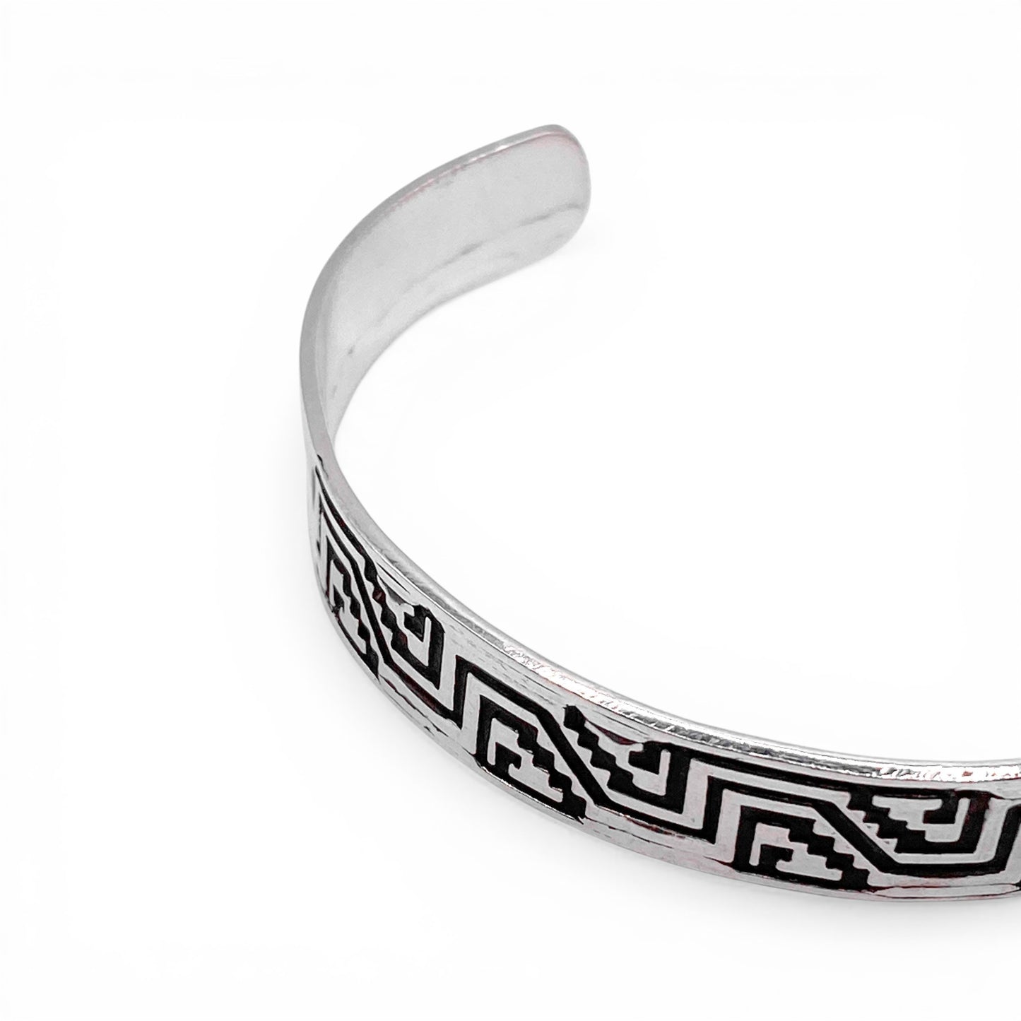 Bracelet "NA'AKAL" en argent au motif géométrique noir, inspiré de l'artisanat latino-américain. Disponible sur la boutique Altiplano.