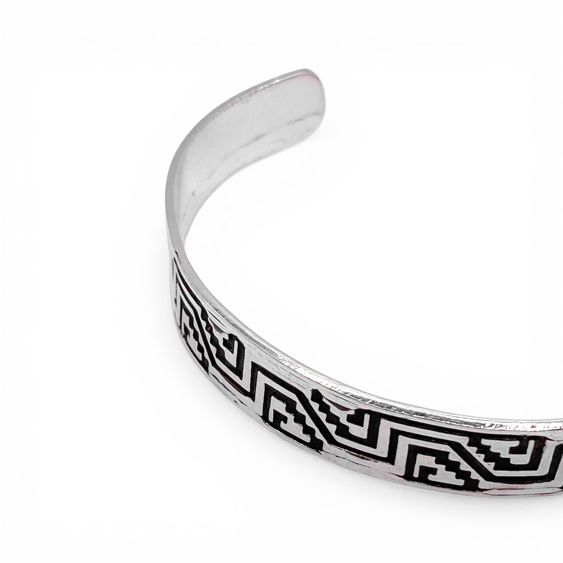 Bracelet "NA'AKAL" en argent au motif géométrique noir, inspiré de l'artisanat latino-américain. Disponible sur la boutique Altiplano.