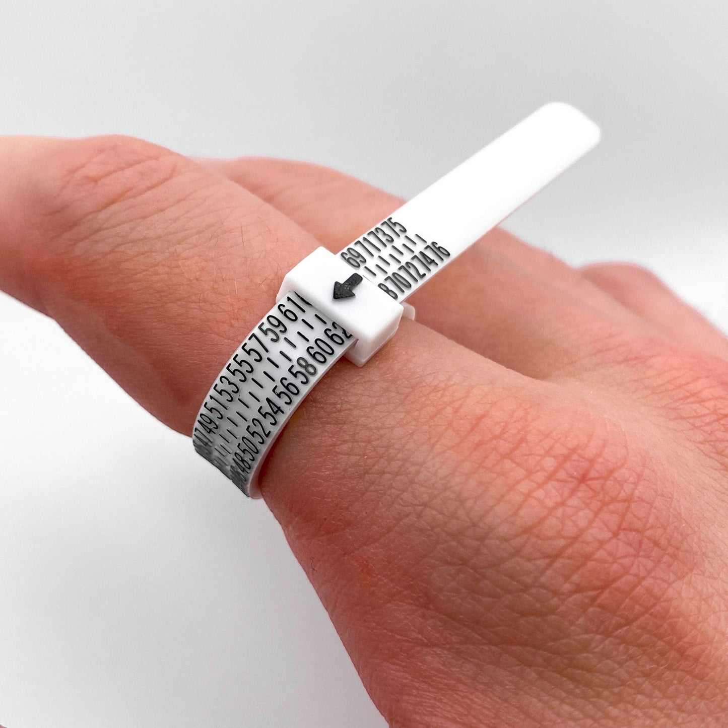 "Baguier Altiplano" - Un outil pratique et précis pour mesurer la taille de vos bagues, disponible sur la boutique en ligne Altiplano, spécialisée en bijoux en argent latino-américains.