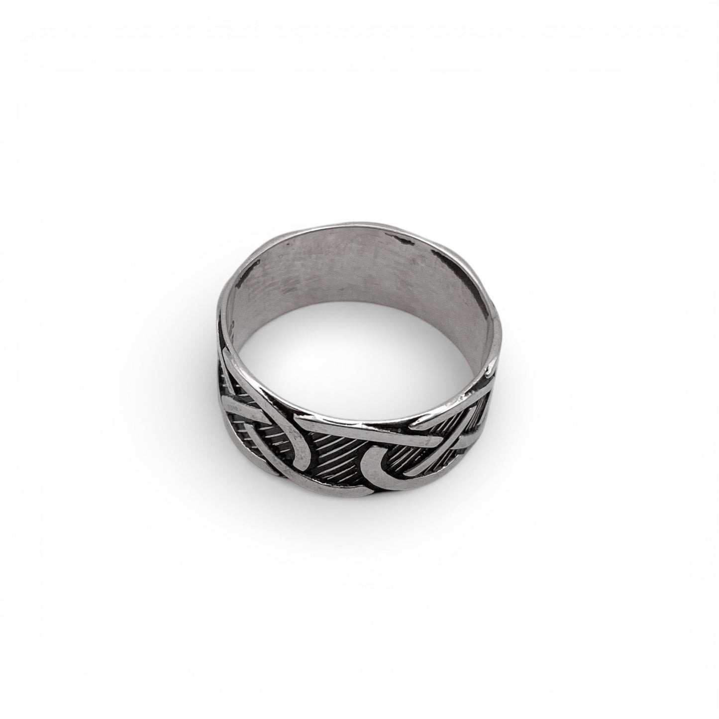Bague en argent "NOCHIPA" de la boutique Altiplano, ornée de motifs gravés intricats d'inspiration latino-américaine, apportant une touche d'élégance et d'authenticité.