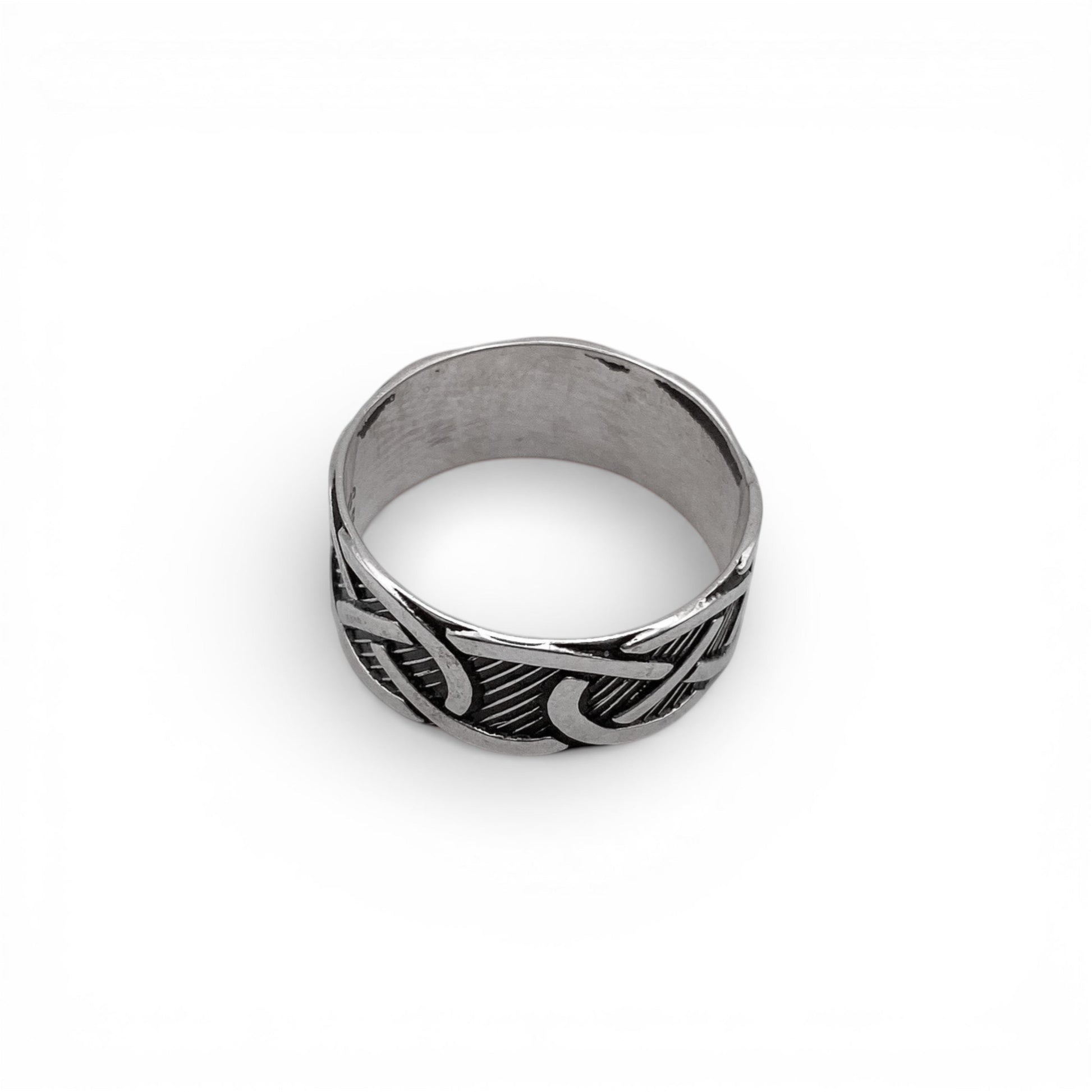 Bague en argent "NOCHIPA" de la boutique Altiplano, ornée de motifs gravés intricats d'inspiration latino-américaine, apportant une touche d'élégance et d'authenticité.