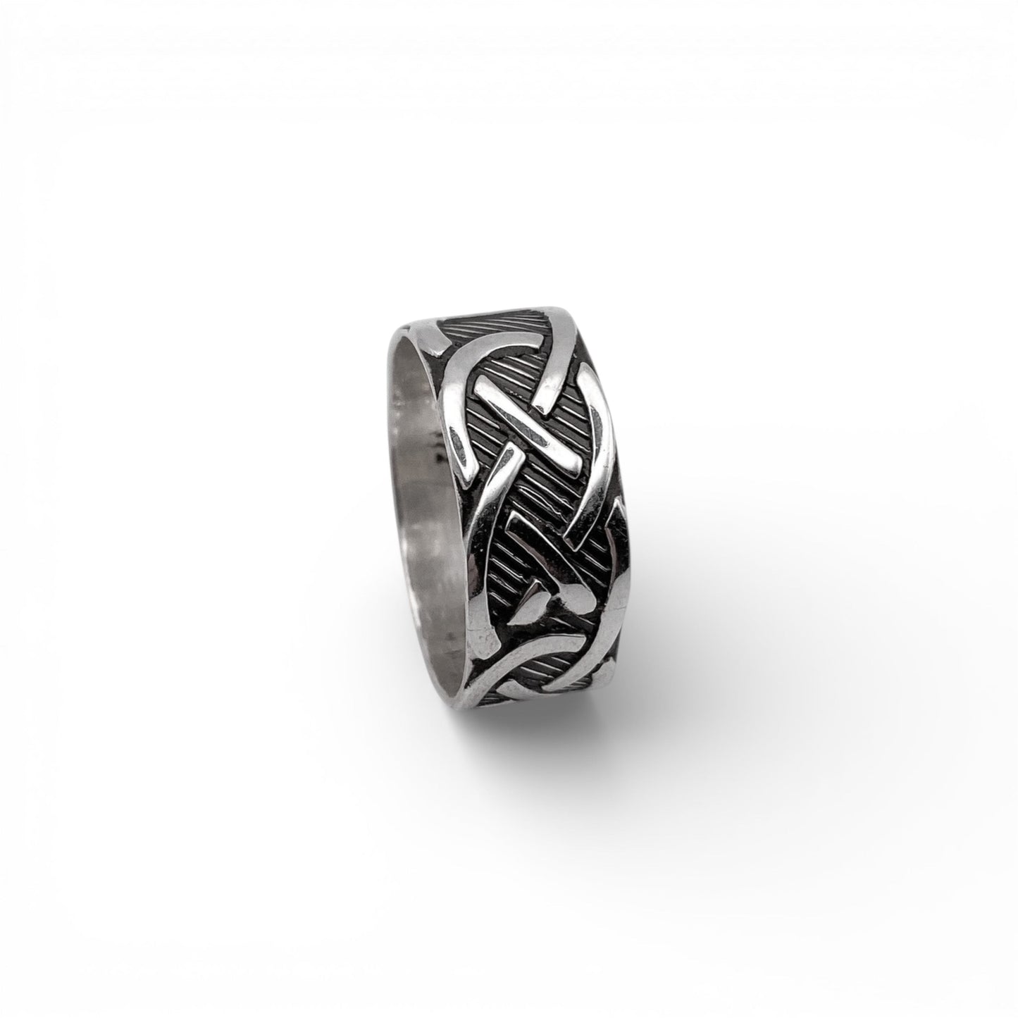Bagues en argent "NOCHIPA" par Altiplano : un anneau en argent finement gravé de motifs géométriques et entrelacés, inspiré de l'art latino-américain.
