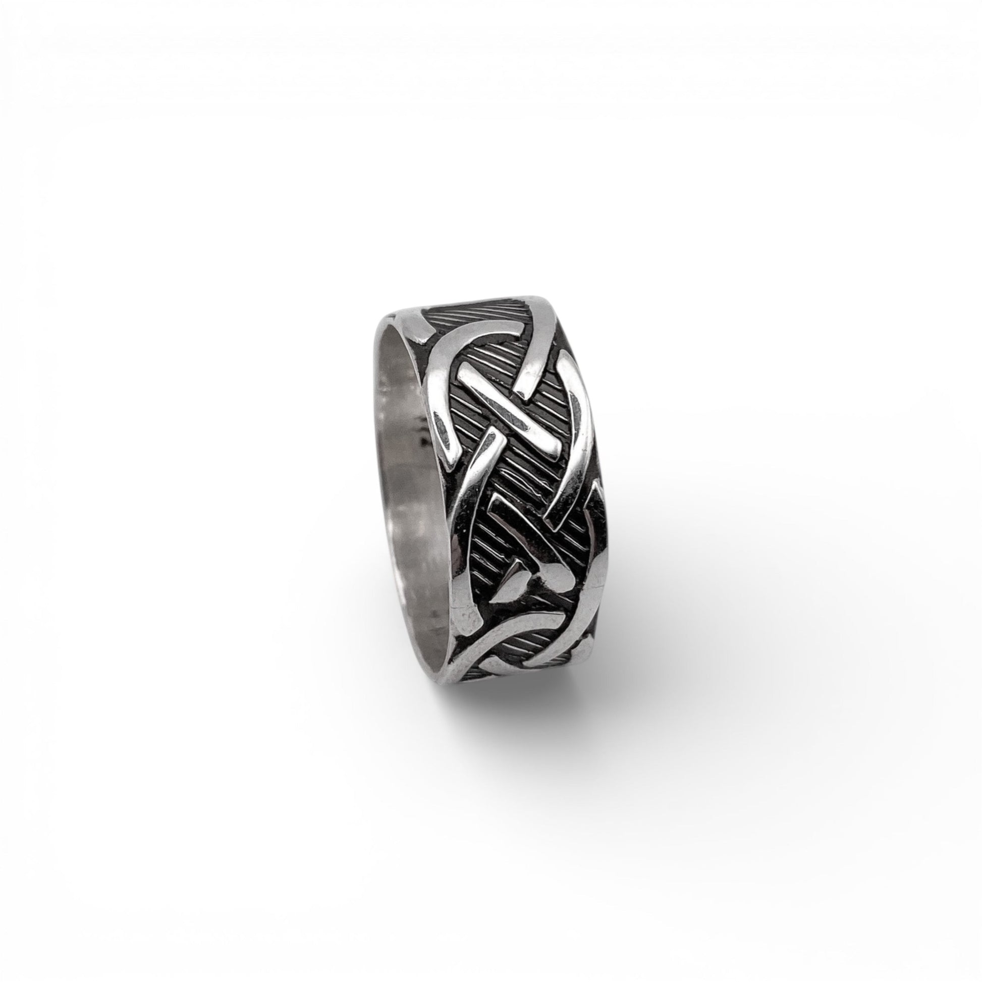 Bagues en argent "NOCHIPA" par Altiplano : un anneau en argent finement gravé de motifs géométriques et entrelacés, inspiré de l'art latino-américain.
