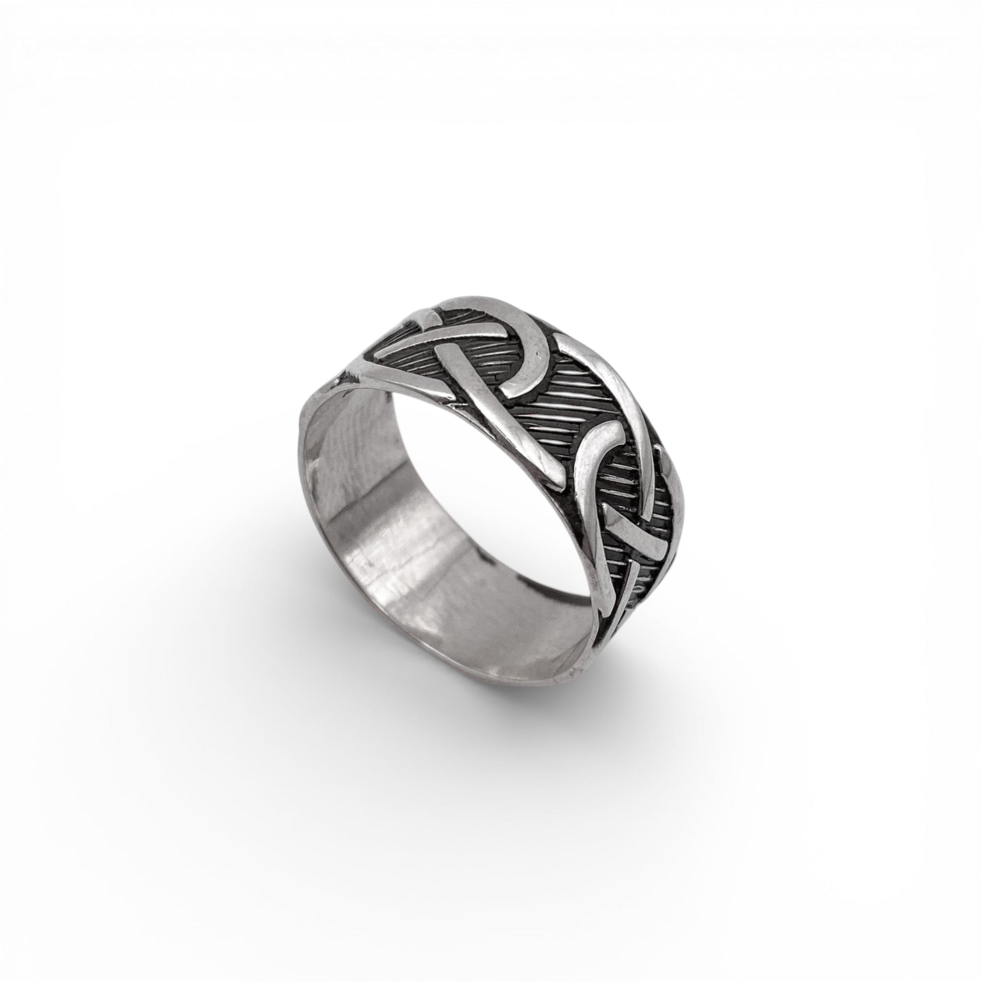 Bague en argent "NOCHIPA" de la boutique Altiplano, présentant un design en relief avec des motifs entrelacés, inspiré de l'artisanat latino-américain.