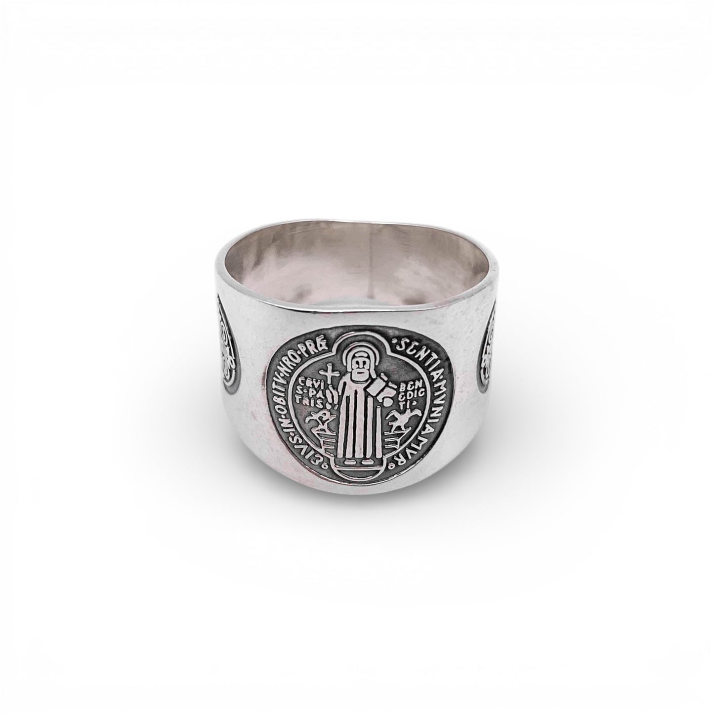 Bague en argent "SAN BENITO" de la boutique Altiplano. Design épuré avec des détails gravés représentant le célèbre motif de Saint Benoît. Accessoire élégant et symbolique, parfait pour les amateurs de bijoux latino-américains.