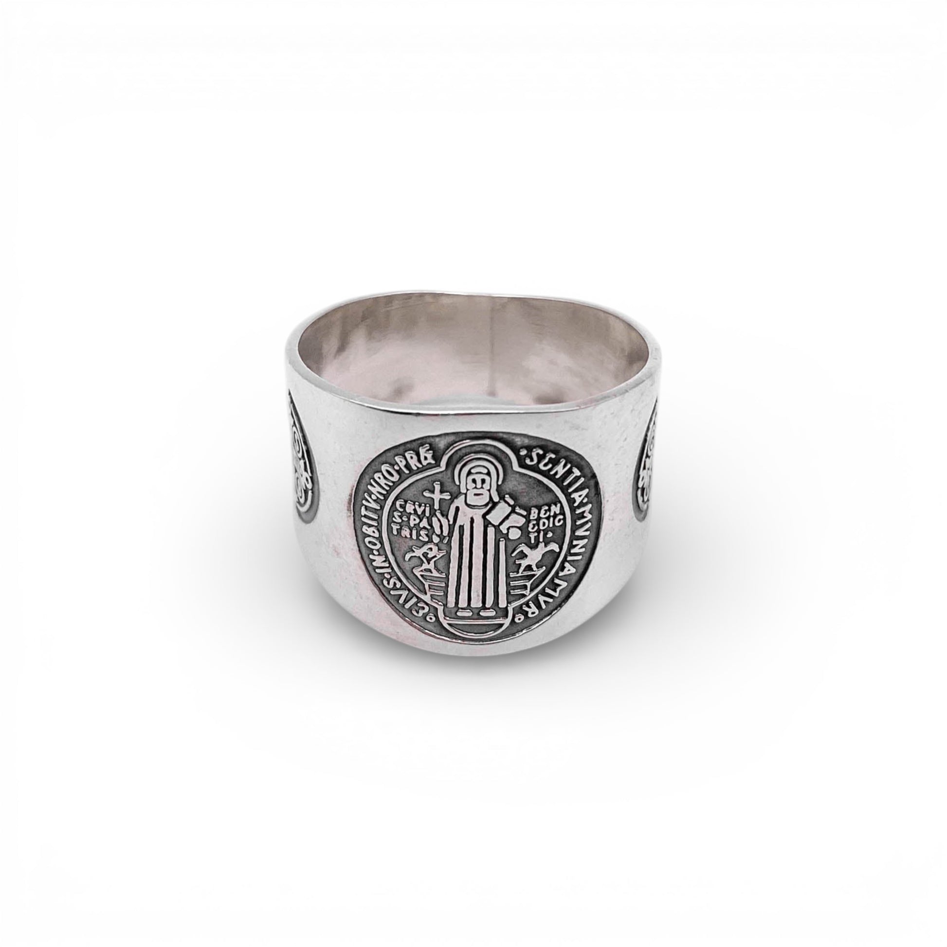Bague en argent "SAN BENITO" de la boutique Altiplano. Design épuré avec des détails gravés représentant le célèbre motif de Saint Benoît. Accessoire élégant et symbolique, parfait pour les amateurs de bijoux latino-américains.