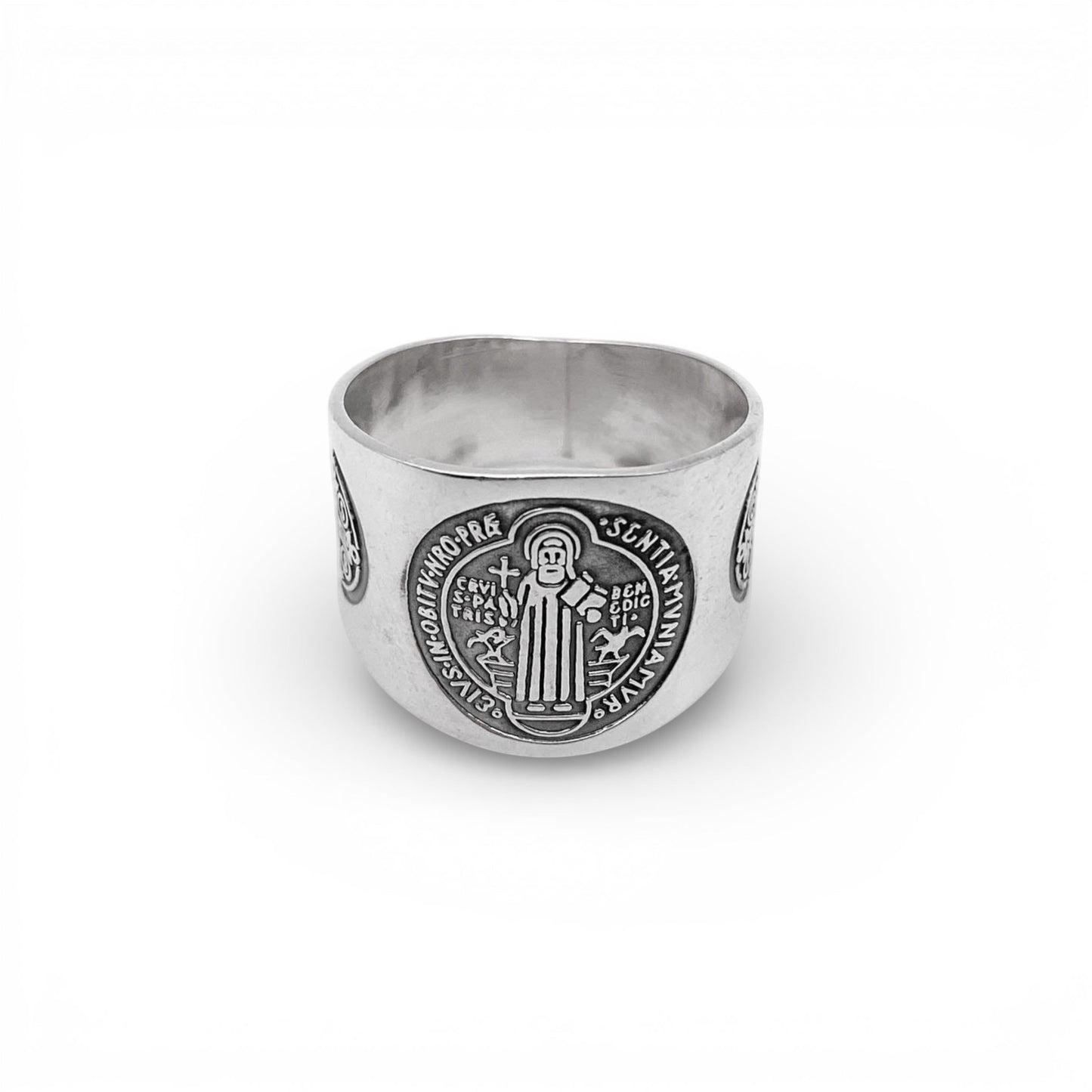 Bague en argent "SAN BENITO" de la boutique Altiplano. Design épuré avec des détails gravés représentant le célèbre motif de Saint Benoît. Accessoire élégant et symbolique, parfait pour les amateurs de bijoux latino-américains.