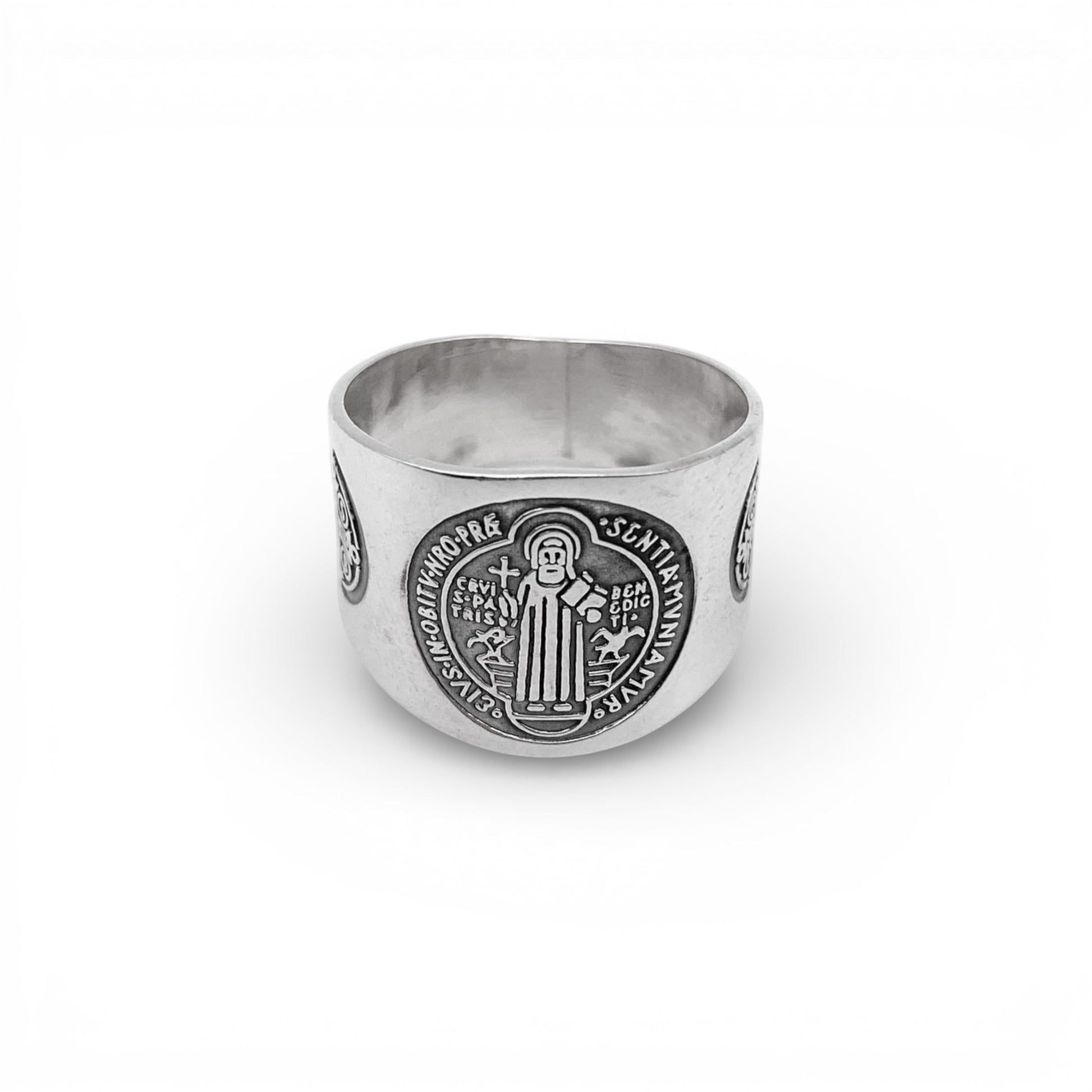 Bague en argent "SAN BENITO" de la boutique Altiplano. Design épuré avec des détails gravés représentant le célèbre motif de Saint Benoît. Accessoire élégant et symbolique, parfait pour les amateurs de bijoux latino-américains.
