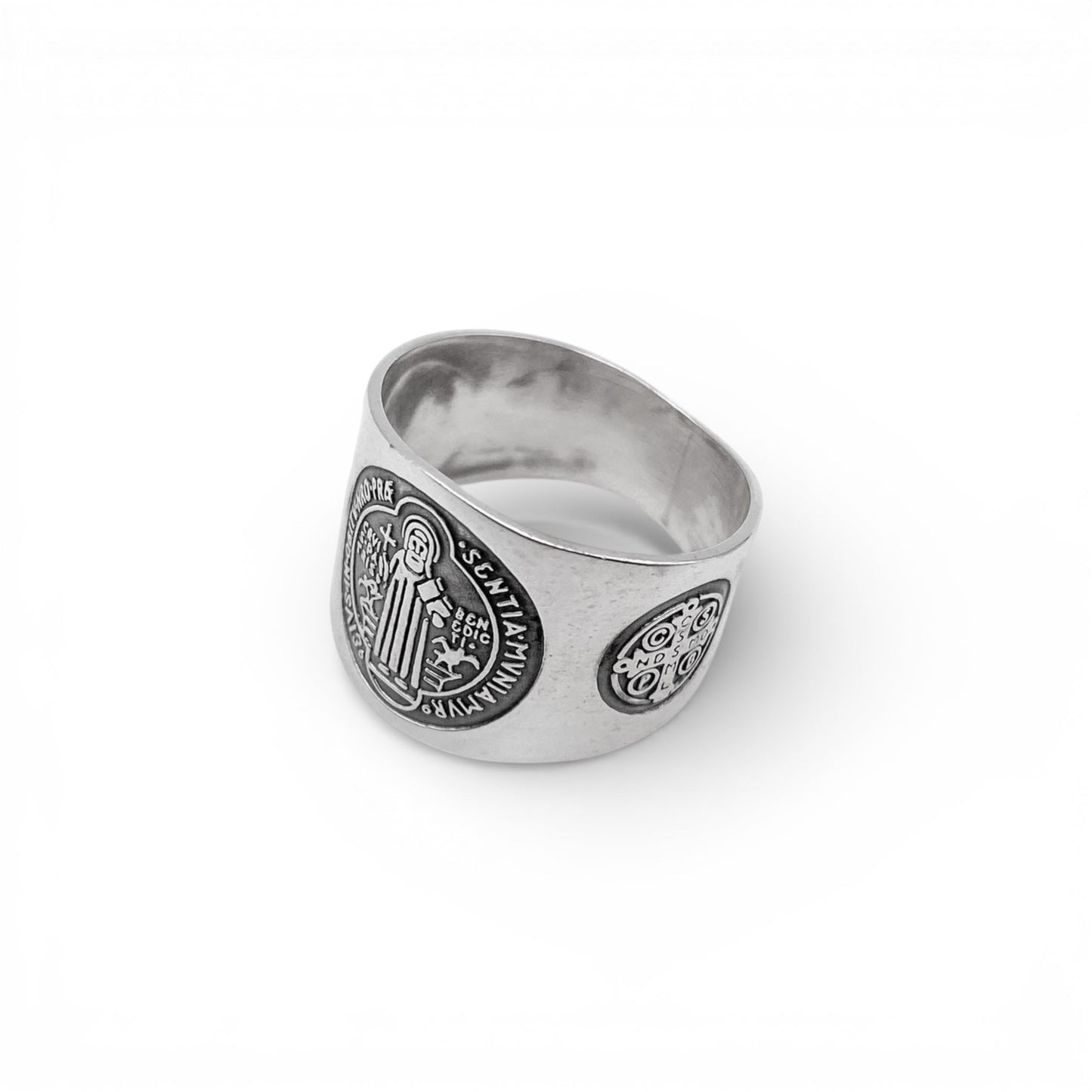 Bague en argent "SAN BENITO" disponible chez Altiplano, ornée de motifs traditionnels latino-américains représentant le Saint Bénit.