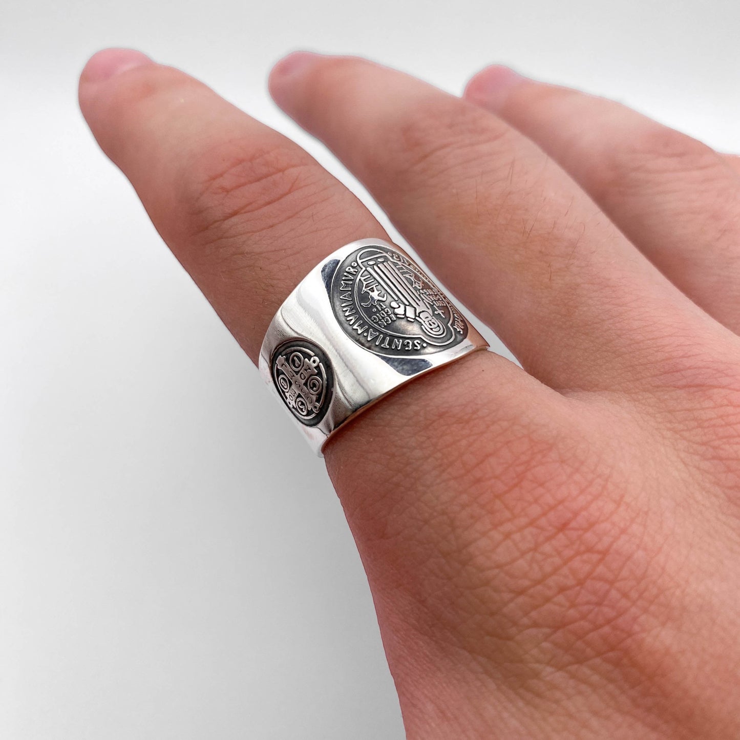 Bague en argent "SAN BENITO" de la boutique Altiplano. Ce bijou latino-américain présente des détails gravés finement, combinant tradition et élégance. Parfait pour une touche raffinée et culturelle.