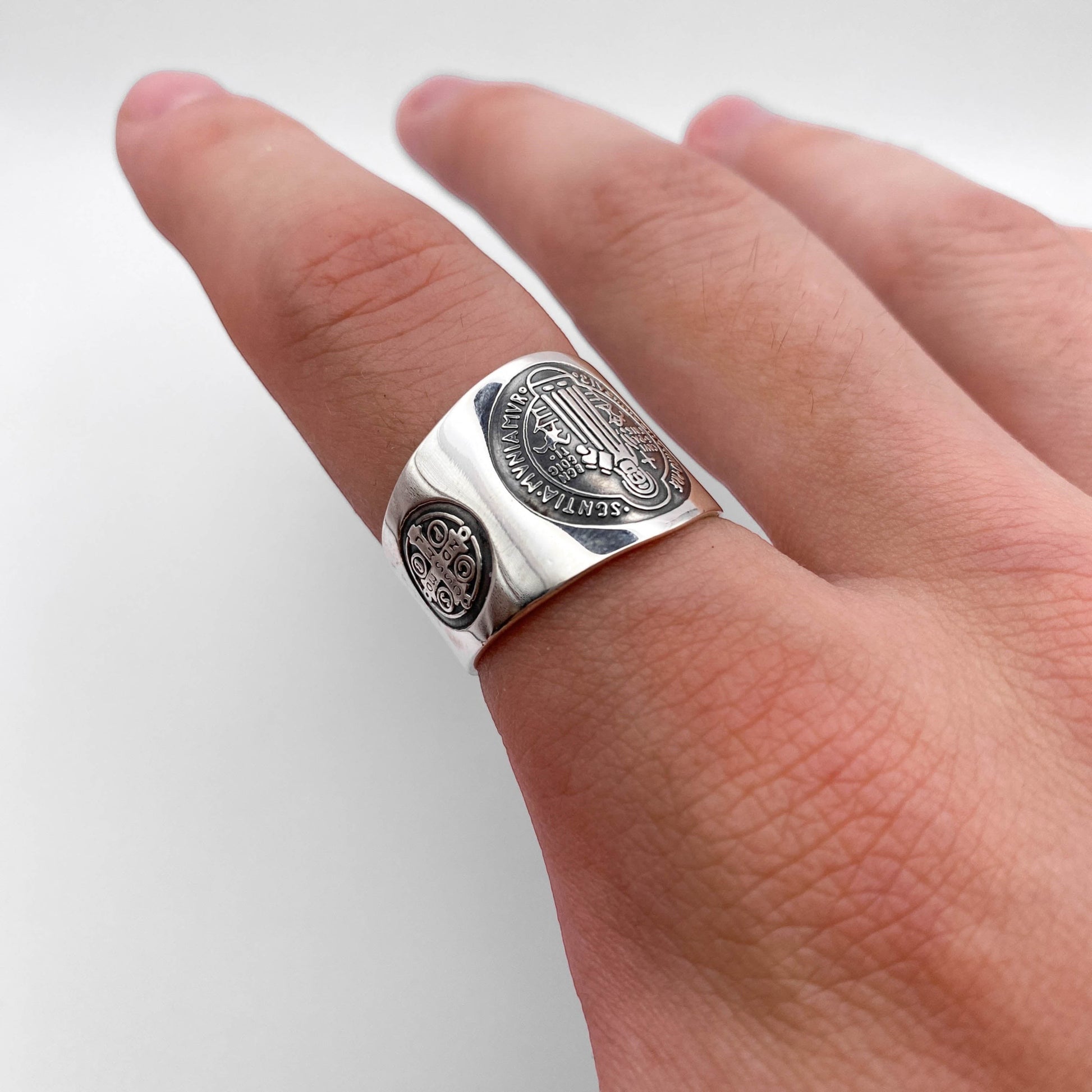 Bague en argent "SAN BENITO" de la boutique Altiplano. Ce bijou latino-américain présente des détails gravés finement, combinant tradition et élégance. Parfait pour une touche raffinée et culturelle.