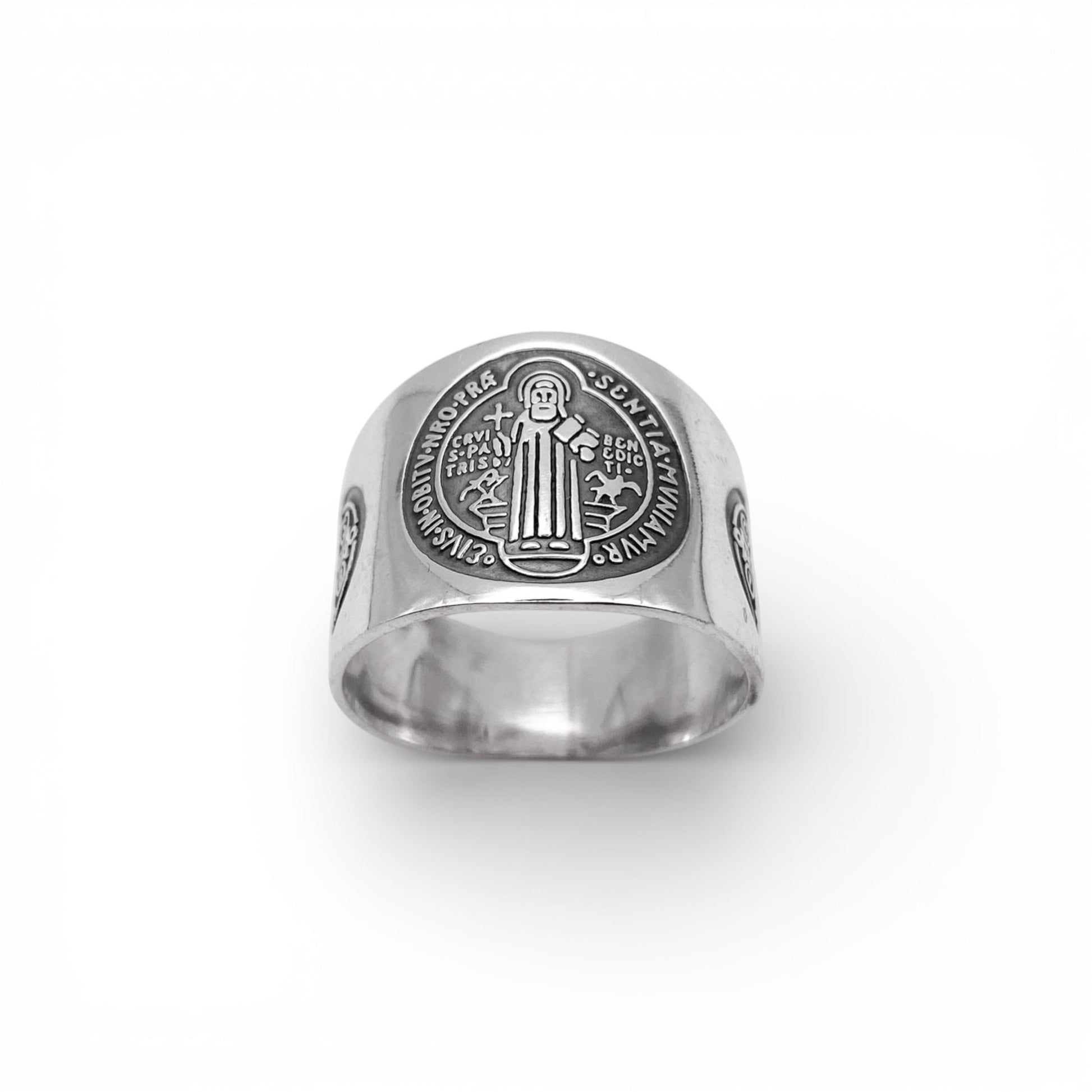 Bague en argent "SAN BENITO" de la boutique Altiplano. Design gravé et détaillé représentant Saint Benoît, fabriqué à la main en Amérique latine. Pièce unique et élégante, alliant tradition et artisanat.