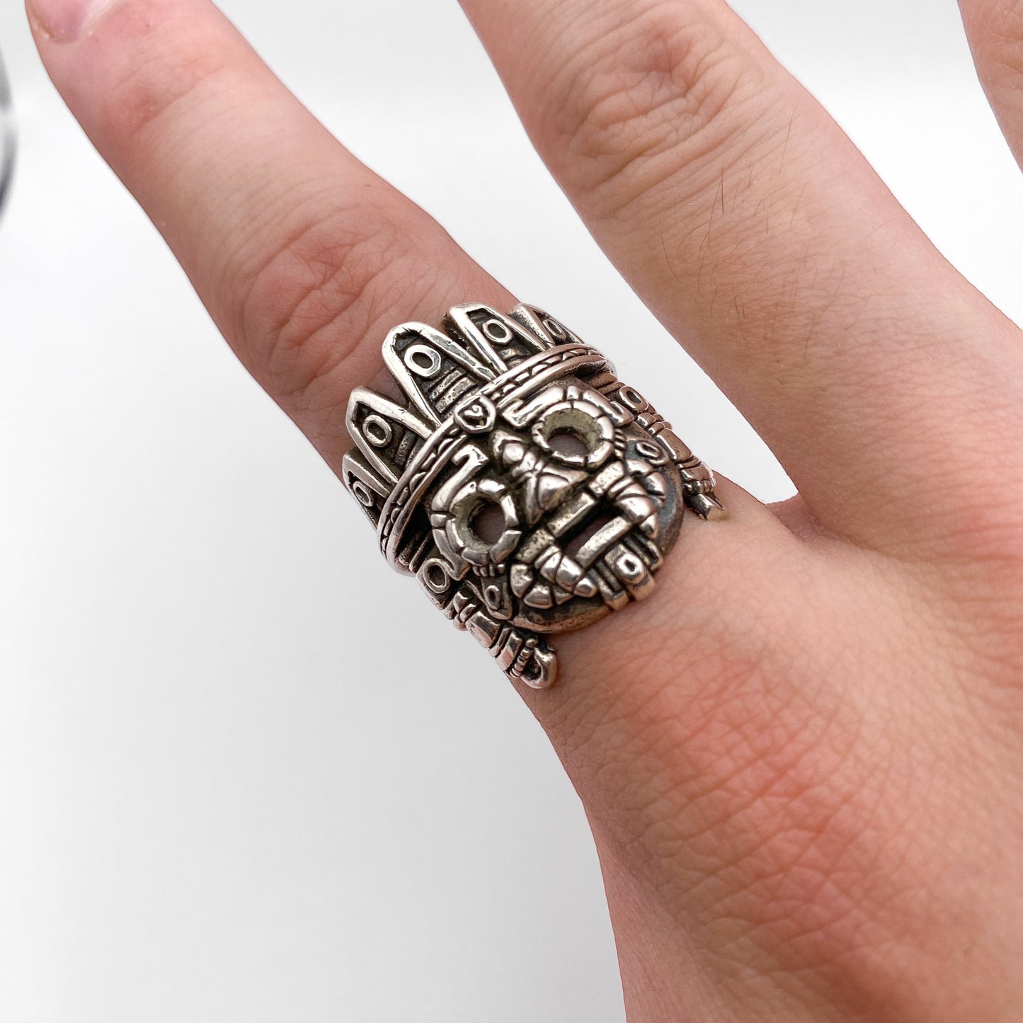 Bague en argent massif TLALOC de la boutique Altiplano, représentant un visage détaillé de style aztèque.