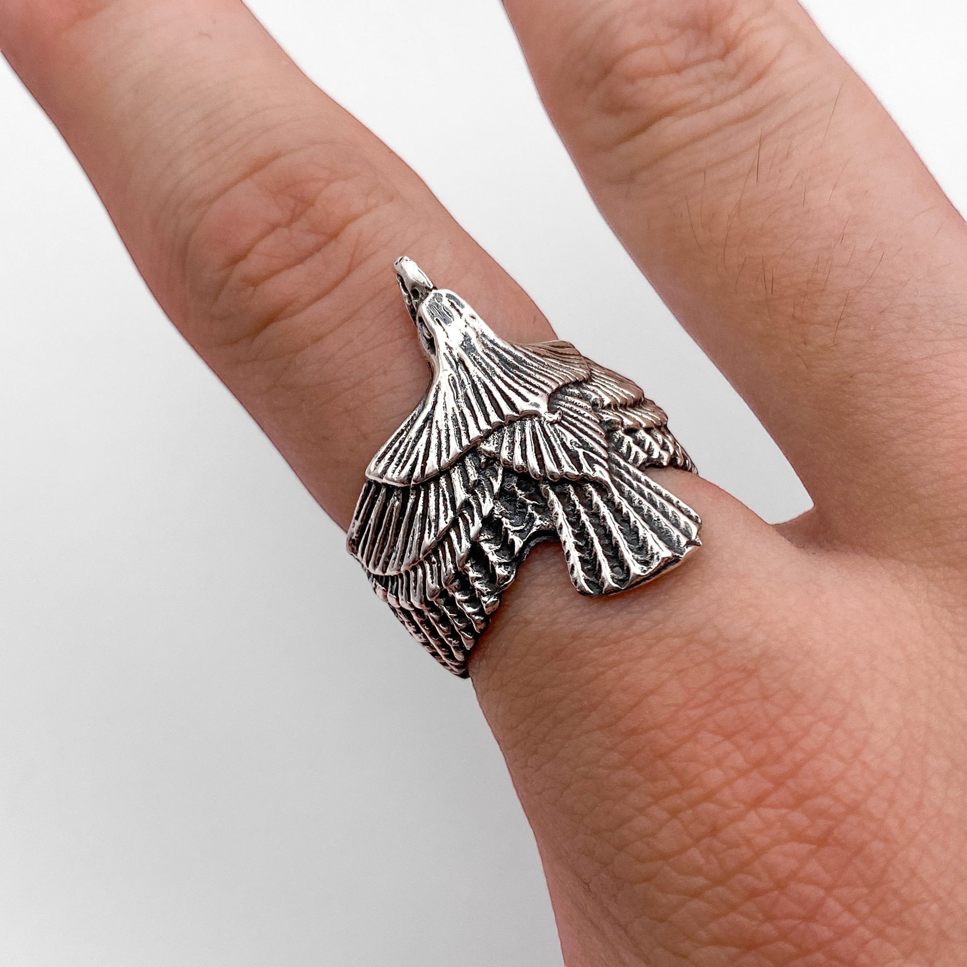 bague en argent ajustable représentant un aigle