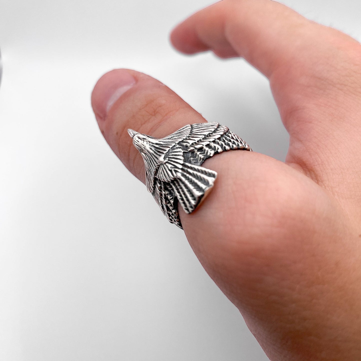 bague en argent ajustable représentant un aigle