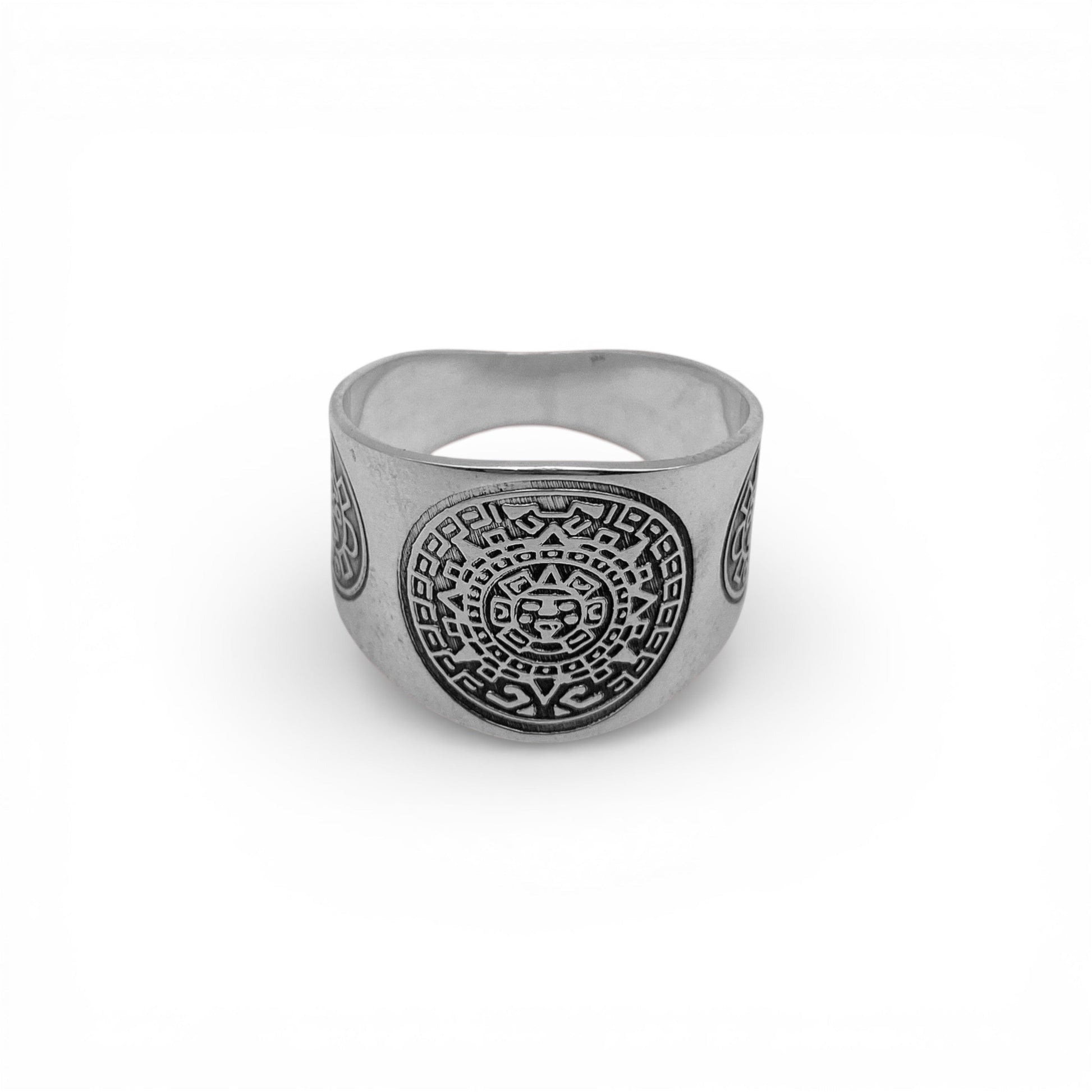 Bague en argent massif ornée de motifs aztèques complexes, disponible chez Altiplano, boutique de bijoux latino-américains. Modèle "MACUILLI".