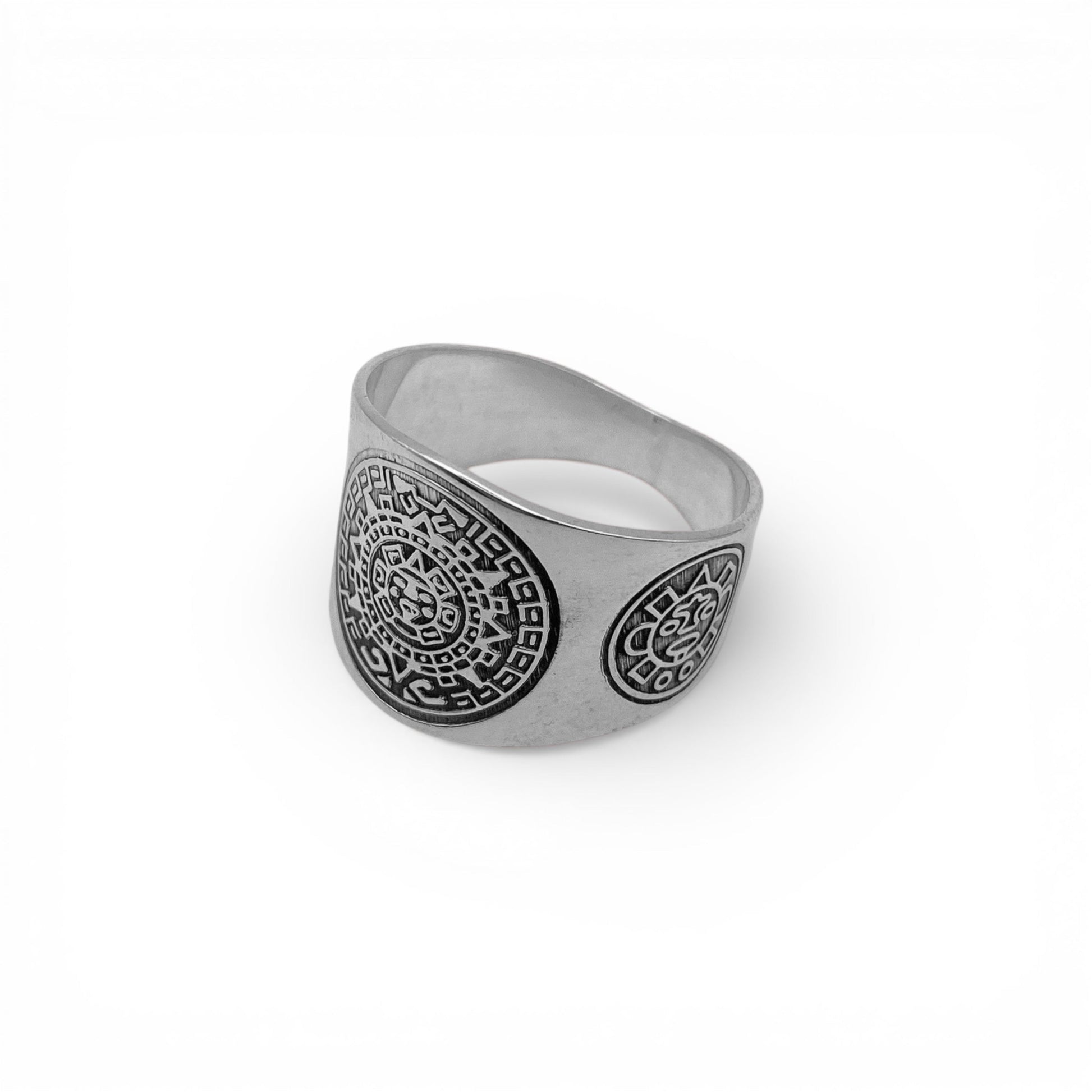 Bague argentée "MACUILLI" avec motifs gravés inspirés de l'artisanat latino-américain. Disponible chez Altiplano, boutique spécialisée en bijoux en argent.