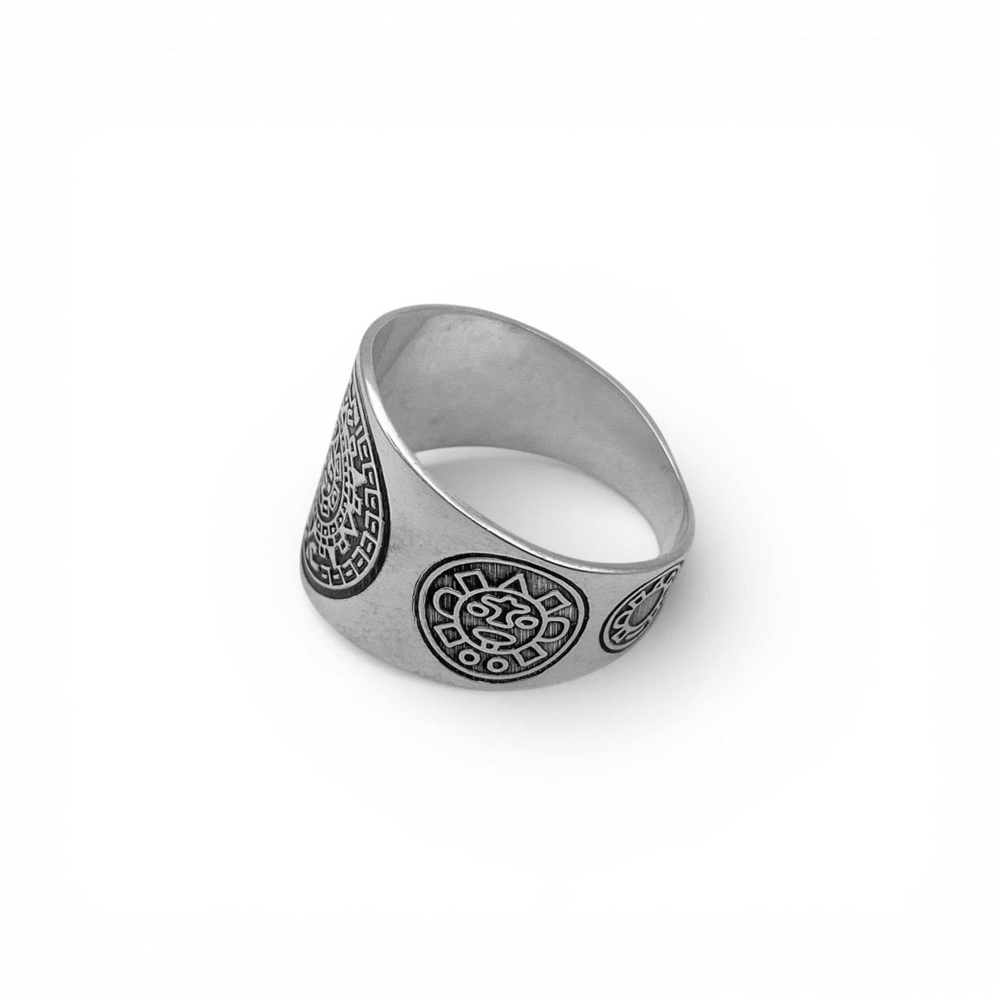 Bague en argent de la collection "MACUILLI" par Altiplano. Ce bijou latino-américain finement travaillé présente des motifs gravés, inspirés de l'art indigène traditionnel.